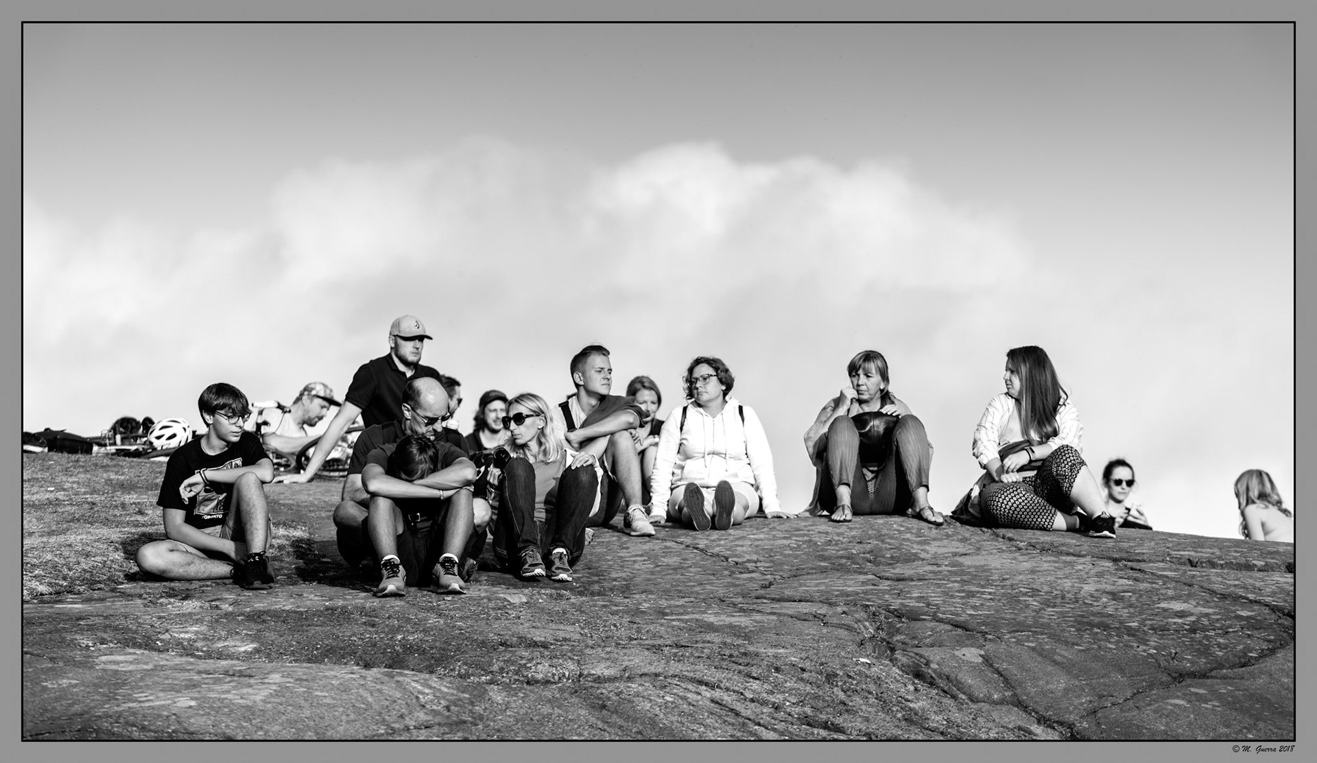 Grupo de personas disfrutando del atardecerenHelsinki. Ampliar. 100ASA