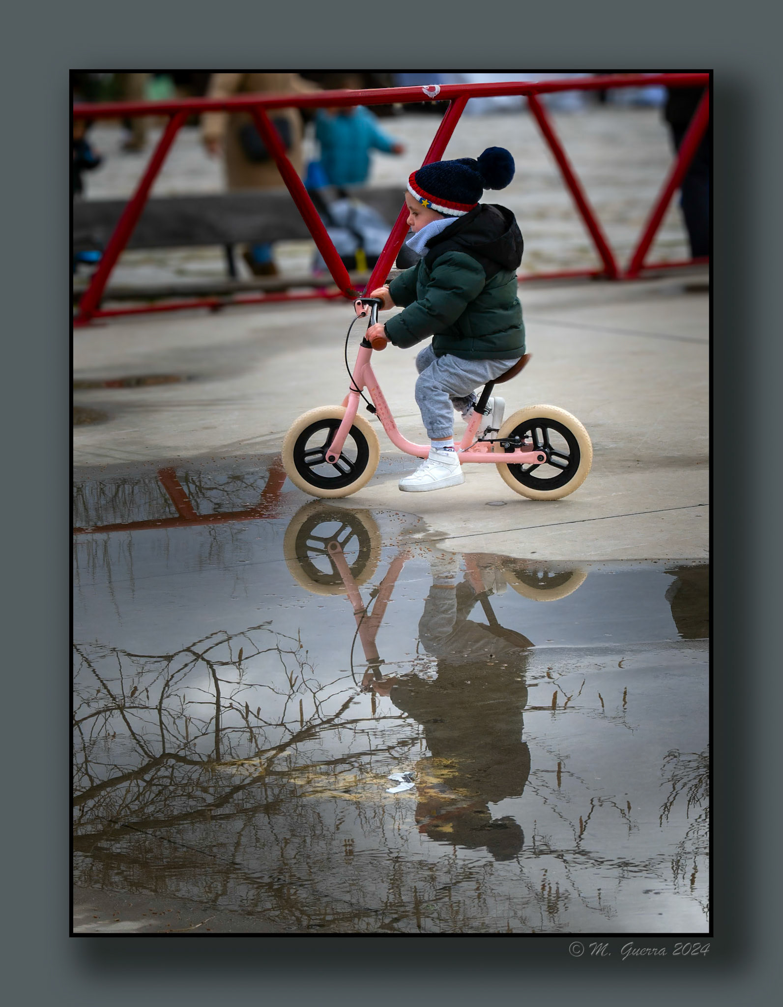 Hugo en bici por Méndez Álvaro