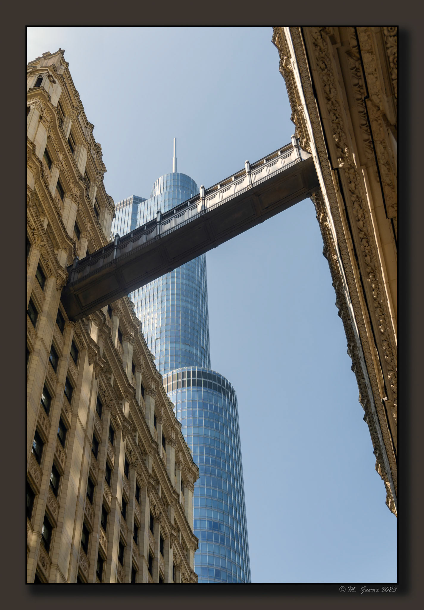Pasarela y la Torre Trump en Chicago. 100ASA