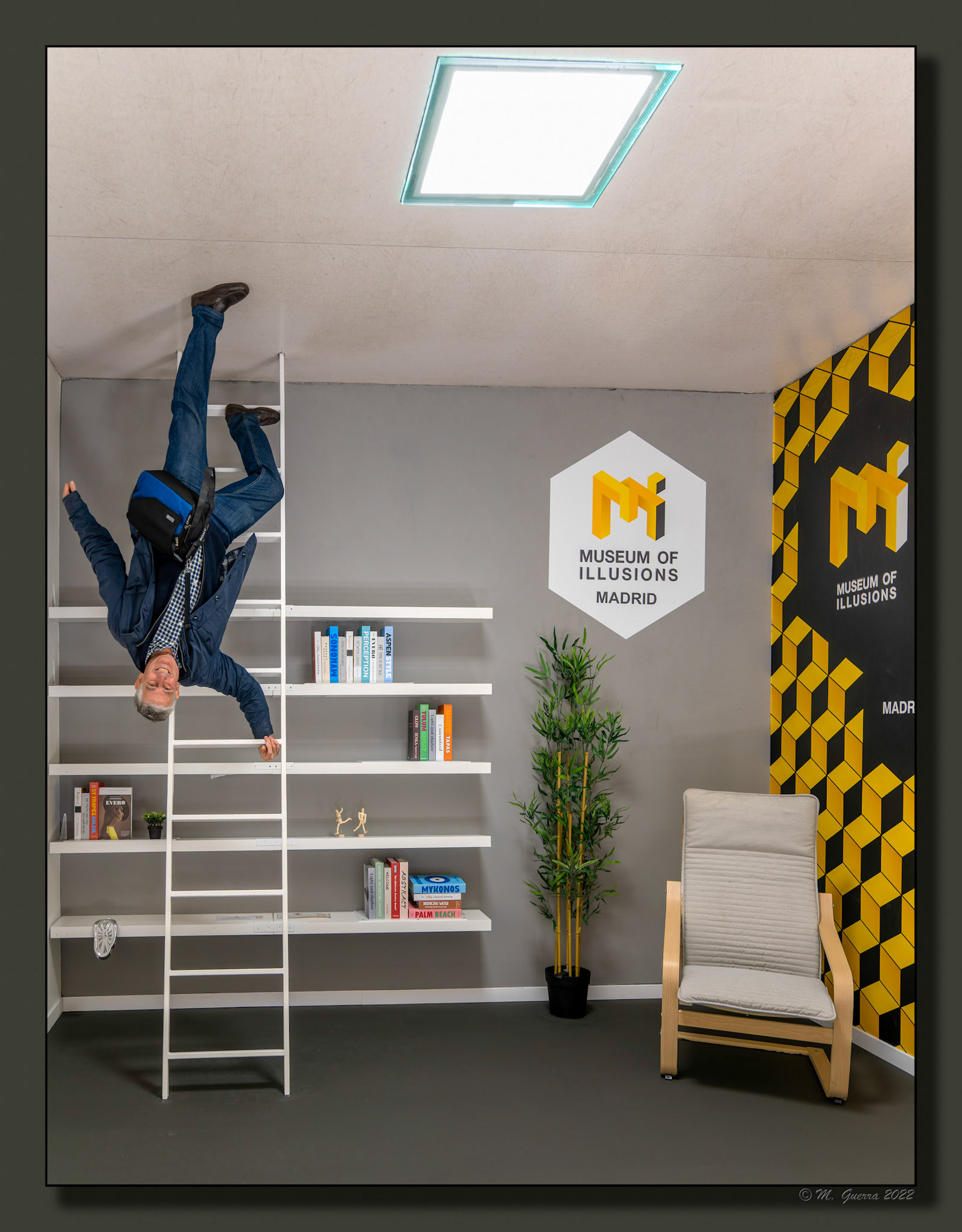Josemi Moreno en una habitación invertida en el Museo de las Ilusiones de Madrid