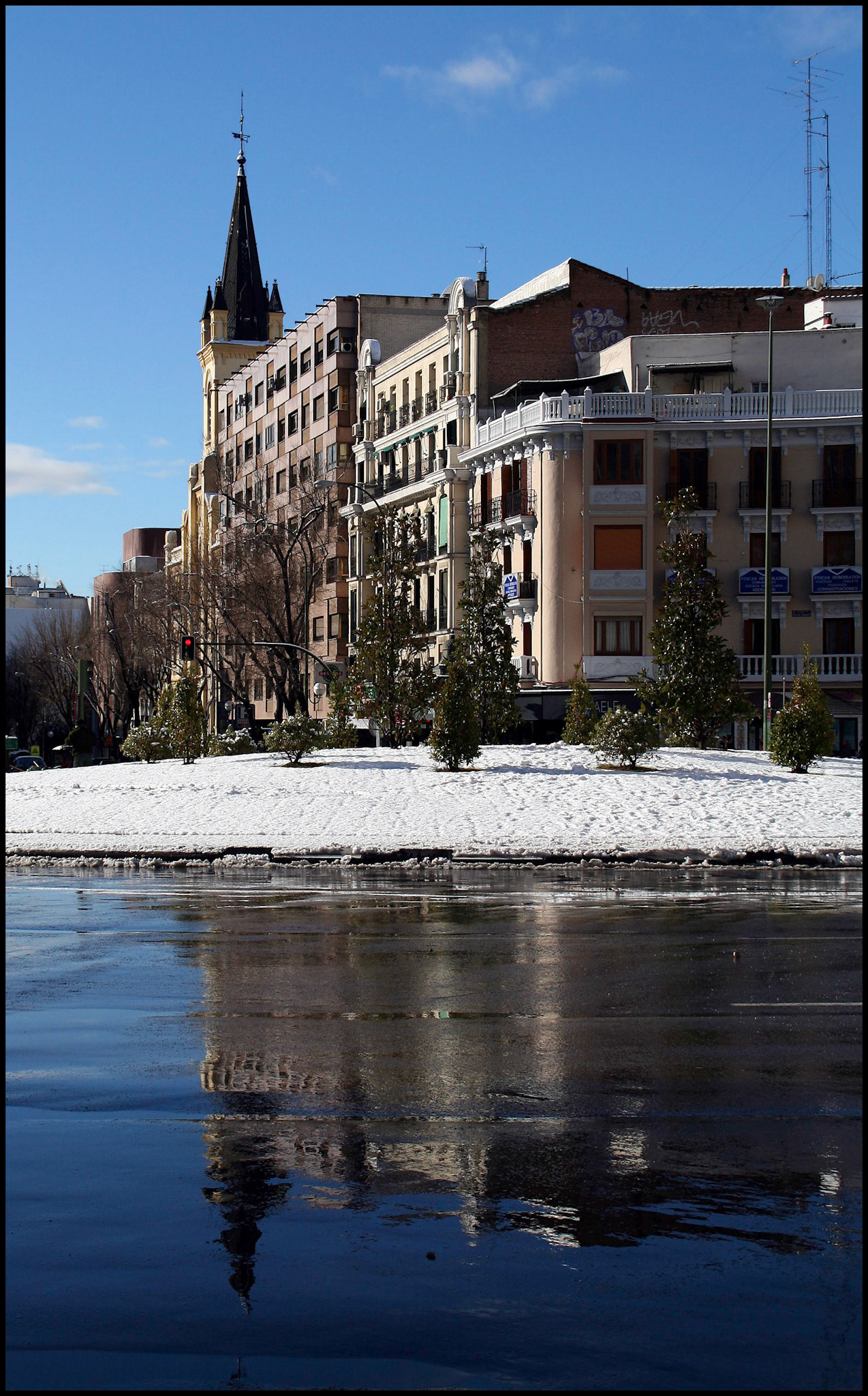 La plaza de Cuatro Caminos nevada en Madrid. Ampliar
