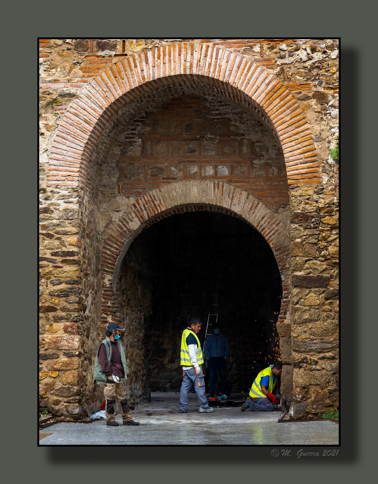 Operarios en un túnel de la muralla de Buitrago de Lozoya
