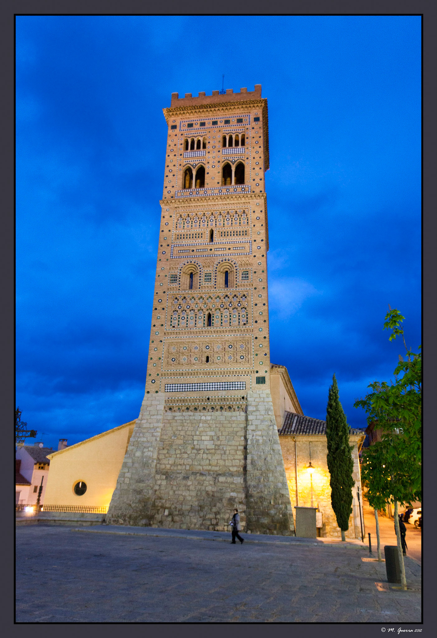 La Torre de San Martín en Teruel con luz azul- Ampliar