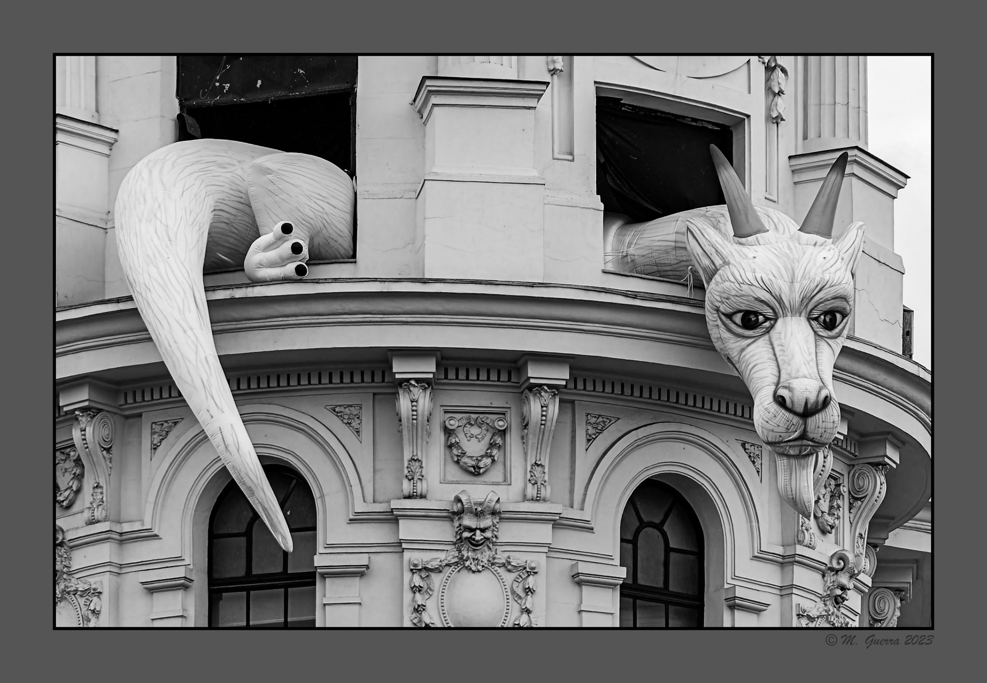 El dragón de la historia interminable en la plaza de Jacinto Benavente. 100ASA