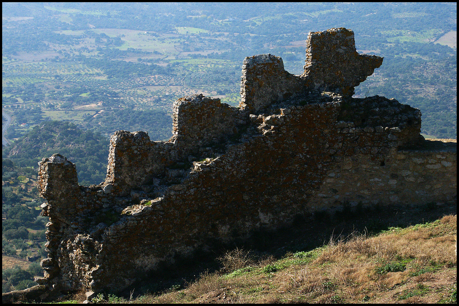 Muralla del castillo de Montánchez. Ampliar