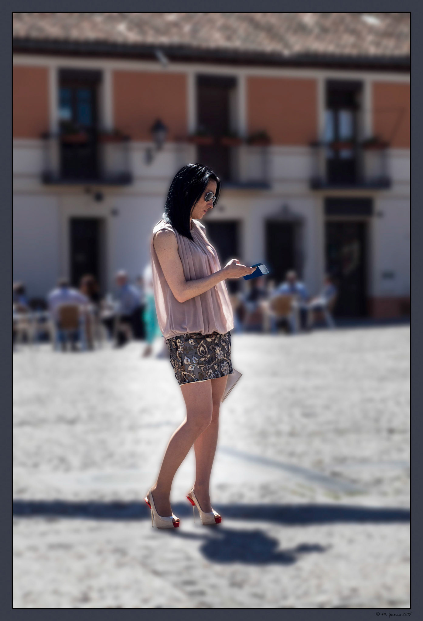Una chica en la Plaza Mayor de Navalcarnero. Ampliar