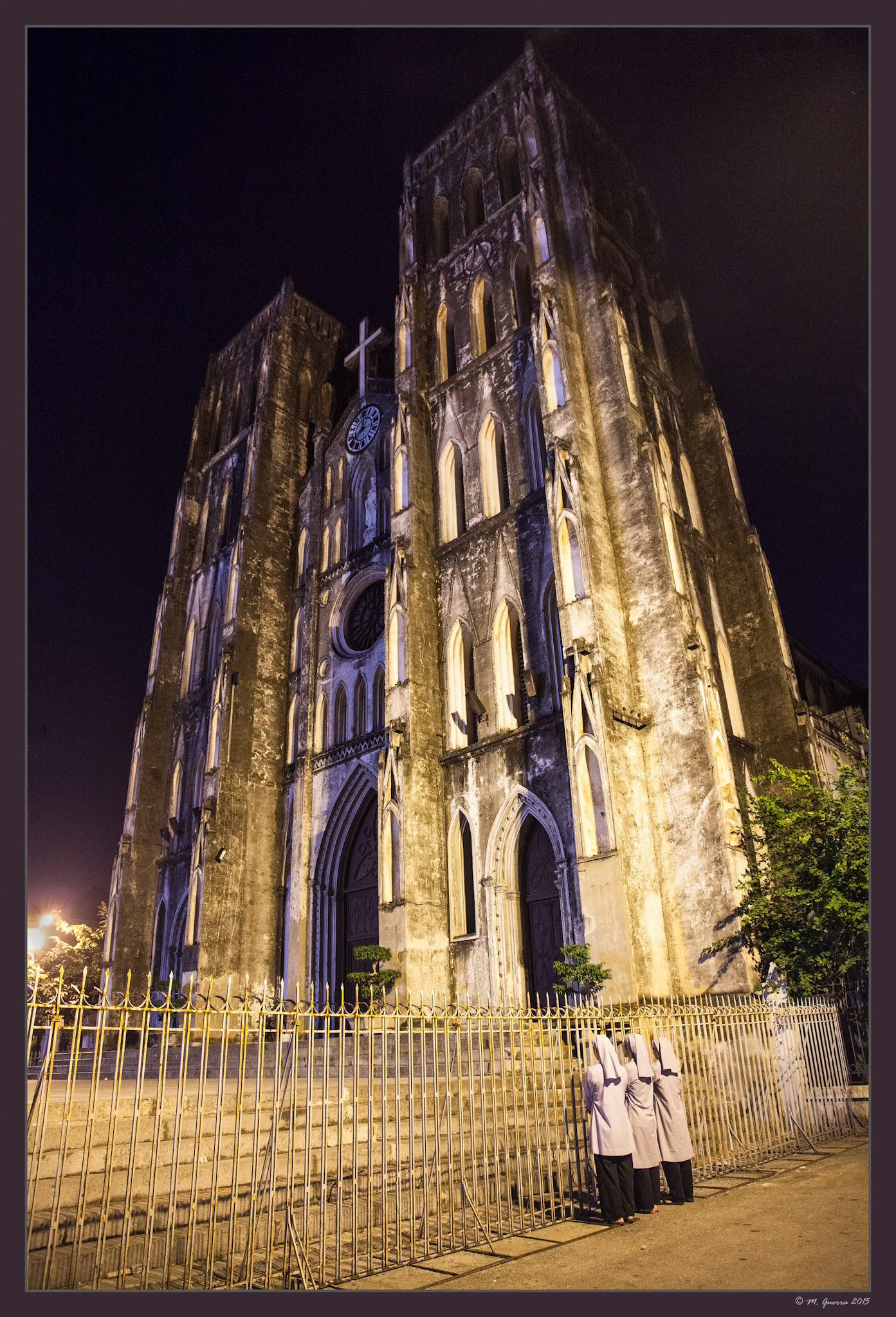 Dos monjas rezando ante la catedral de Notre Damme de Hanoi, cerrada. Ampliar