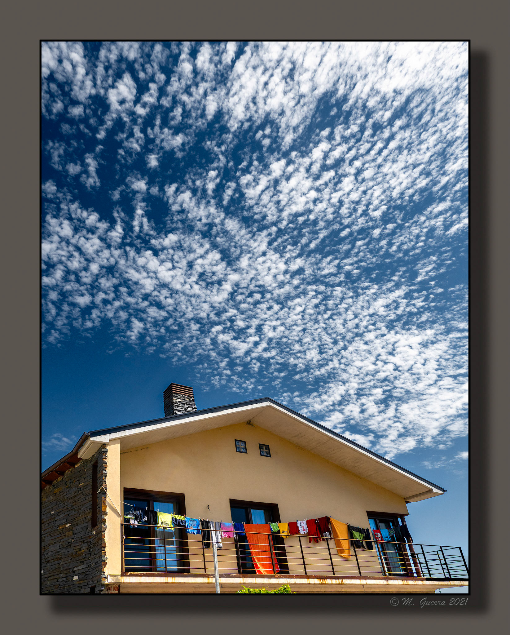 Casa de el Muyo con ropa tendida y cielo con cirros