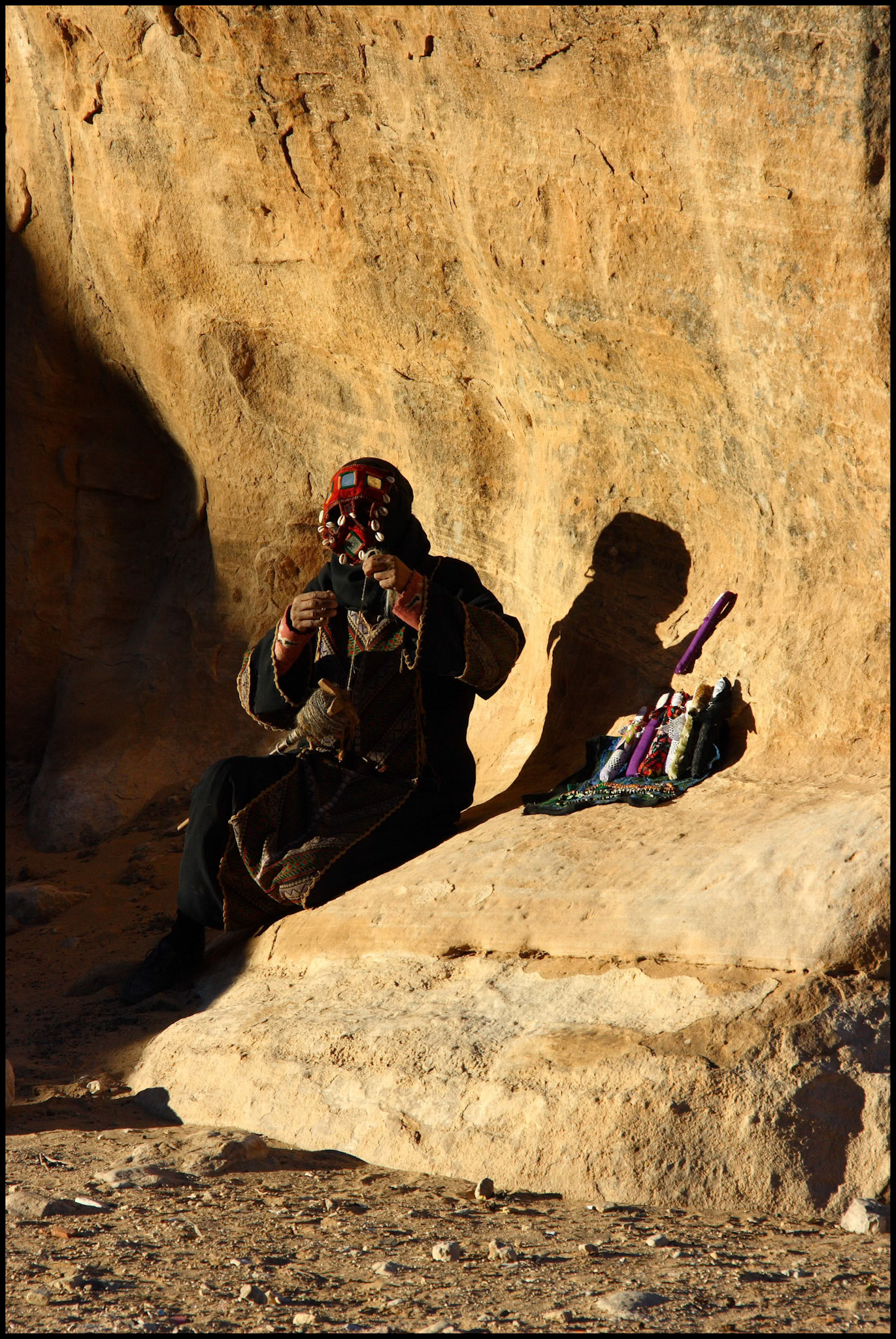 Una beduina tejiendo en La pequeña Petra. Ampliar