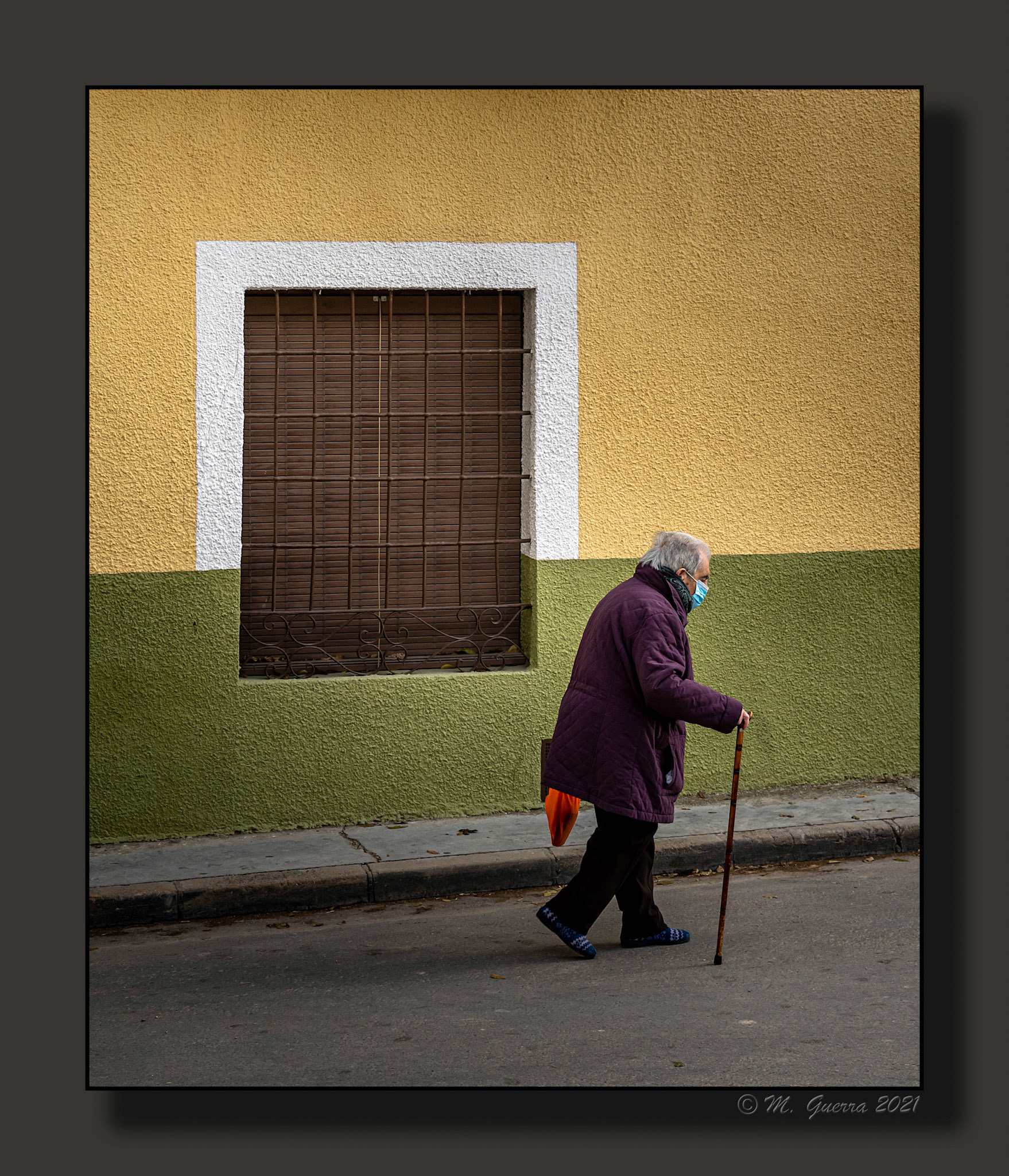 Anciano con bastón en Huete