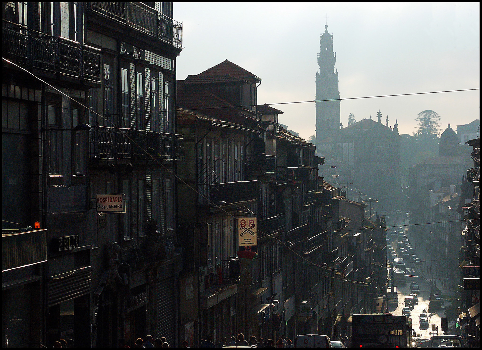 La calle de la cuesta en Oporto, con la iglesia de los Clérigos al fondo. Ampliar. 100ASA