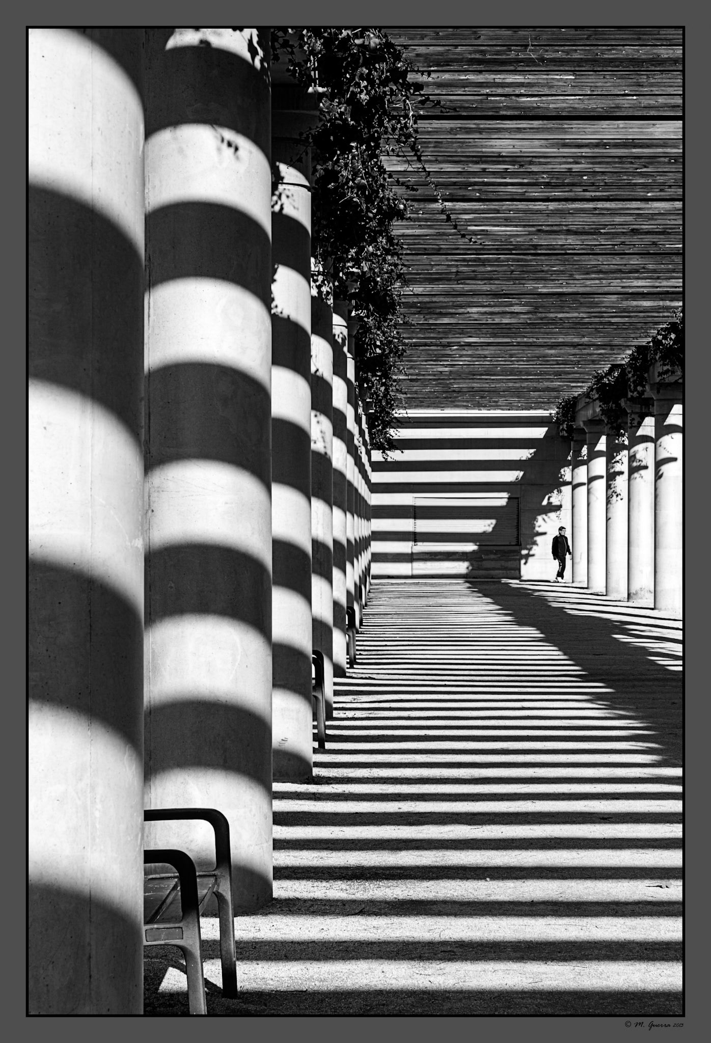 Estructura con columnas y sombras en el Parque Lineal de Manzanares en Madrid. Ampliar. 100ASA