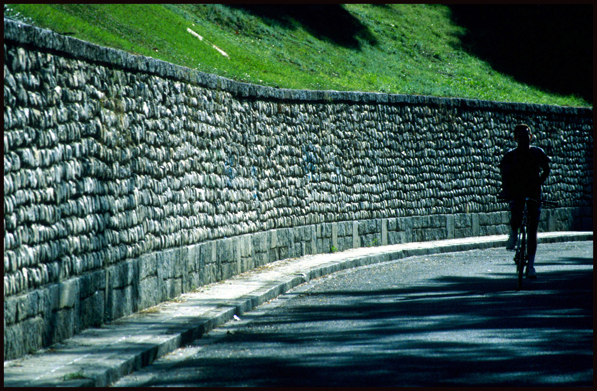 Pared con ciclista en Madrid. Ampliar