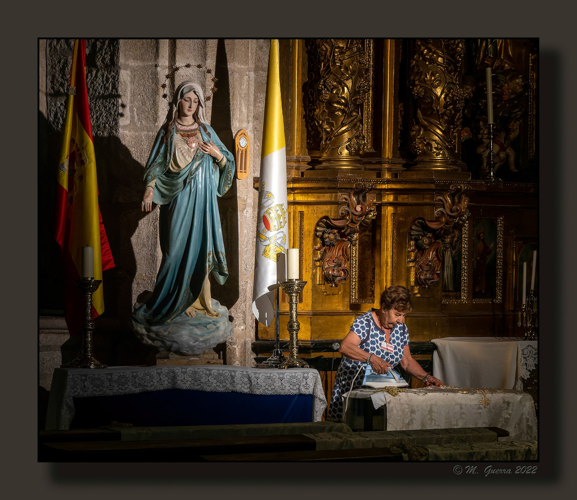 Mujer planchando en la iglesia de Colmenar Viejo. 100ASA