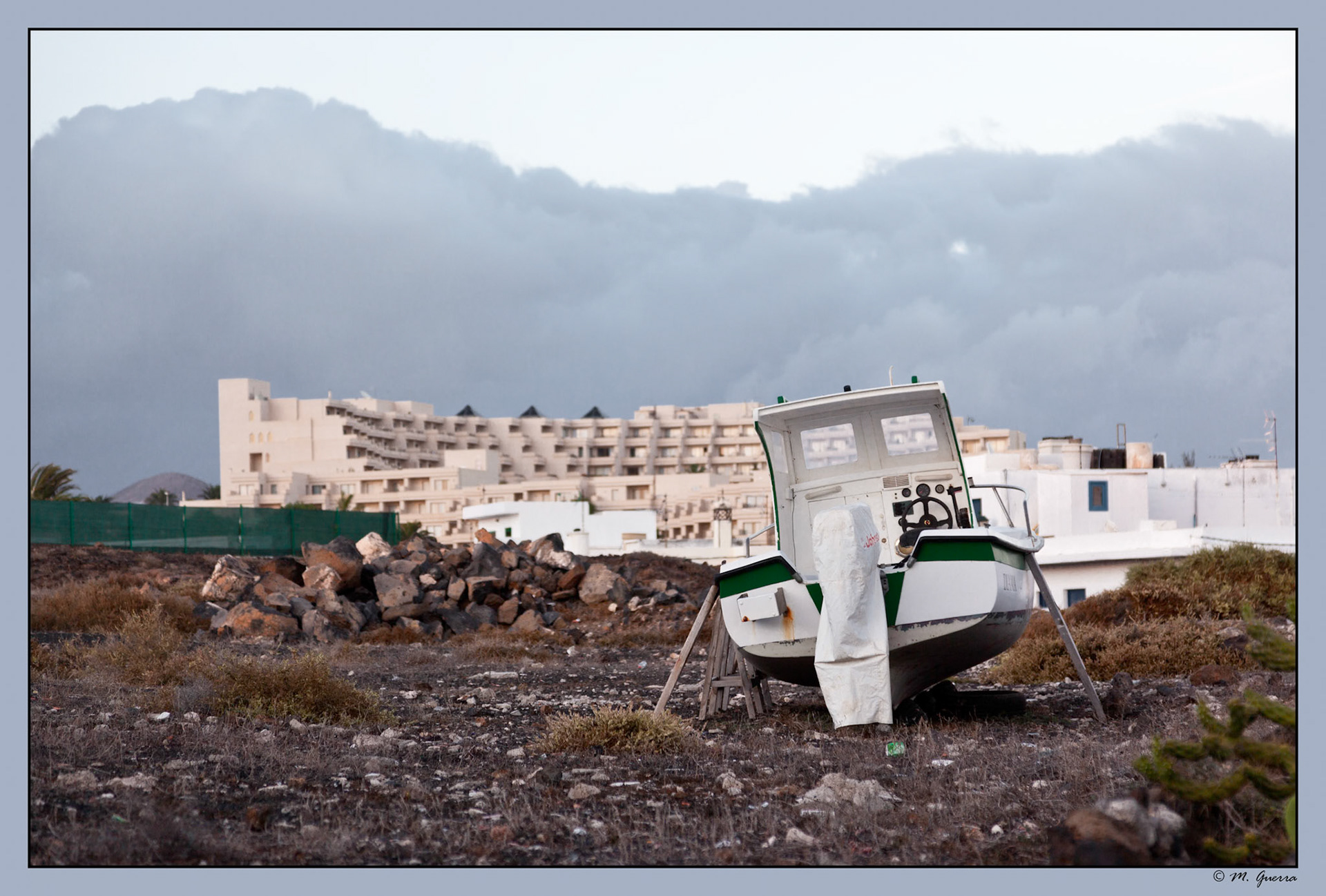 Barco abandonado en Costa Teguise, Lanzarote. Ampliar