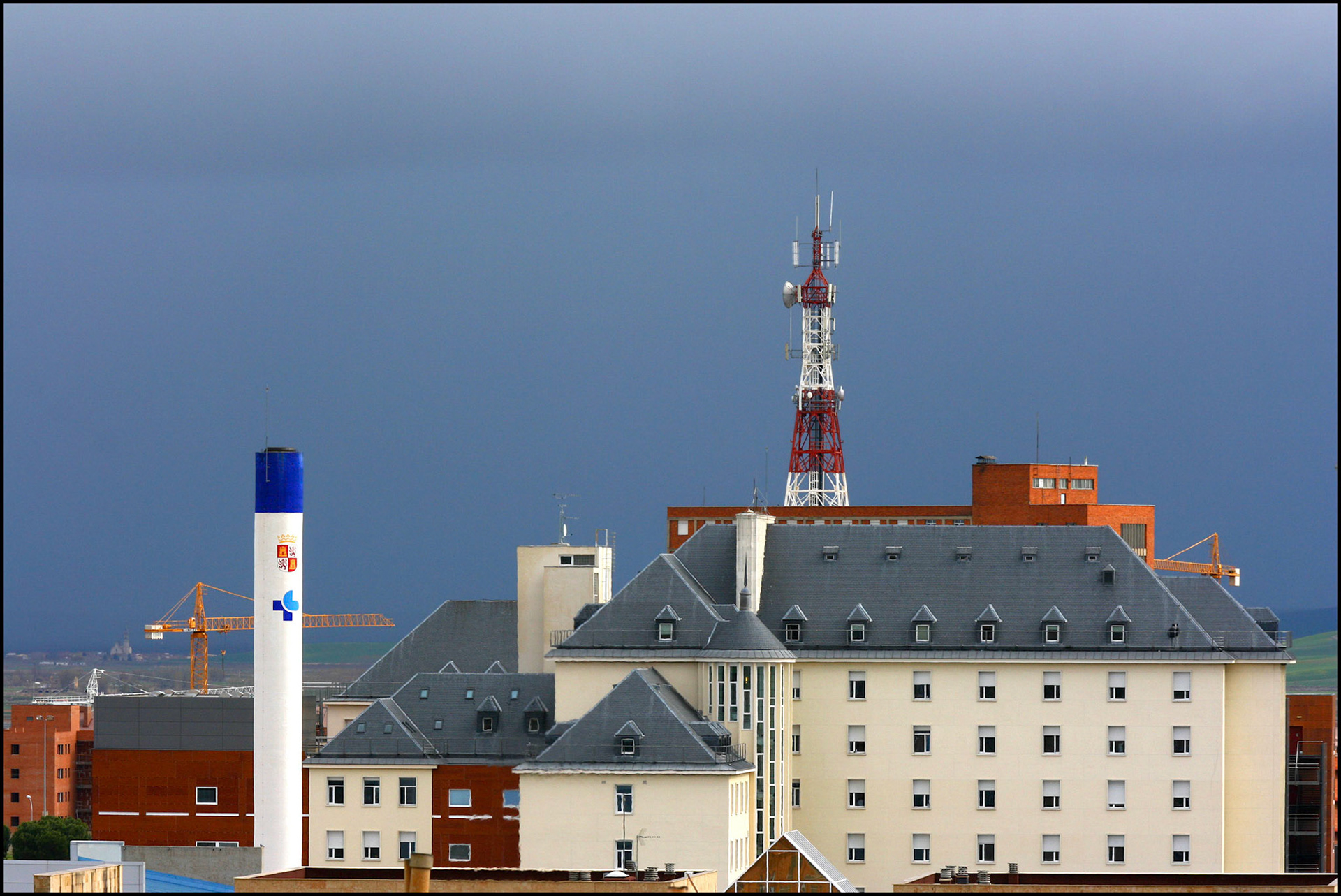 El hospital clínico de Zamora durante una tormenta. Ampliar
