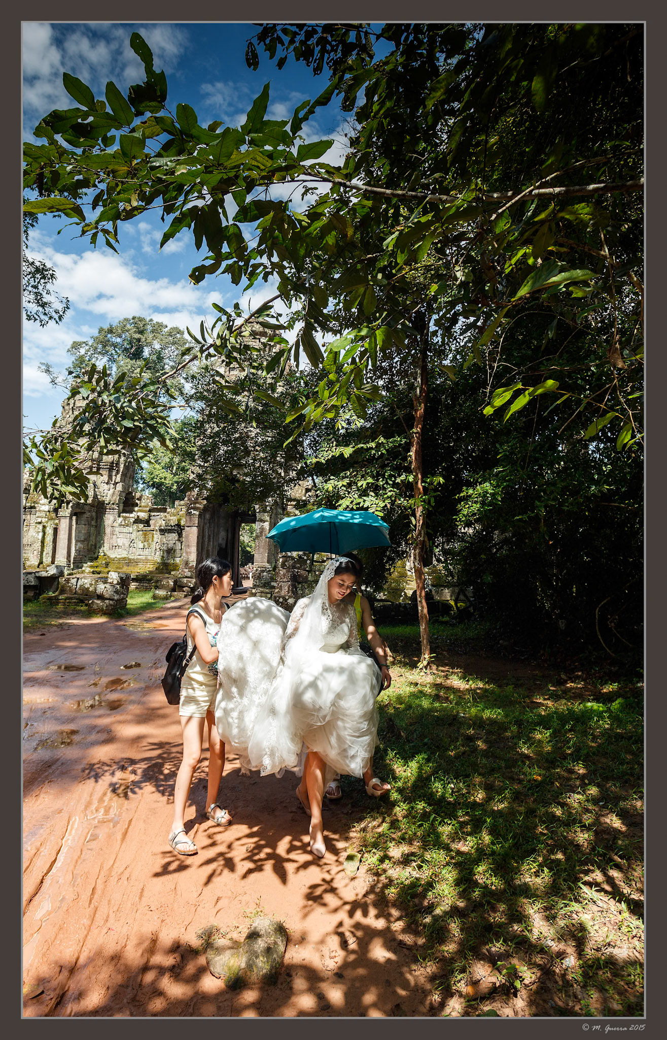 Grupo de chicas con una novia en el templo de Preah Khan. Ampliar