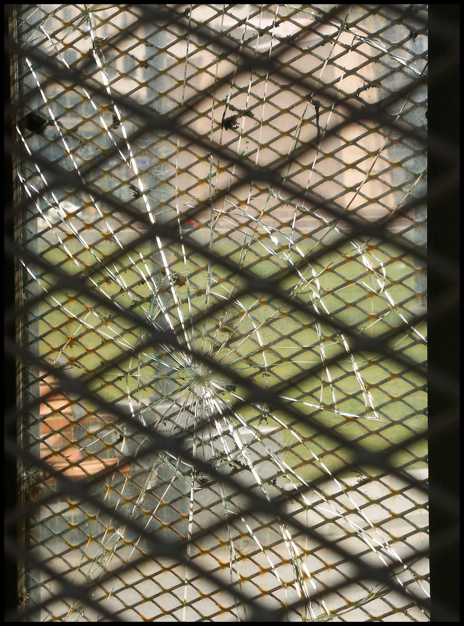 Cristal roto y rejas en la plaza de Colón de Madrid. Ampliar