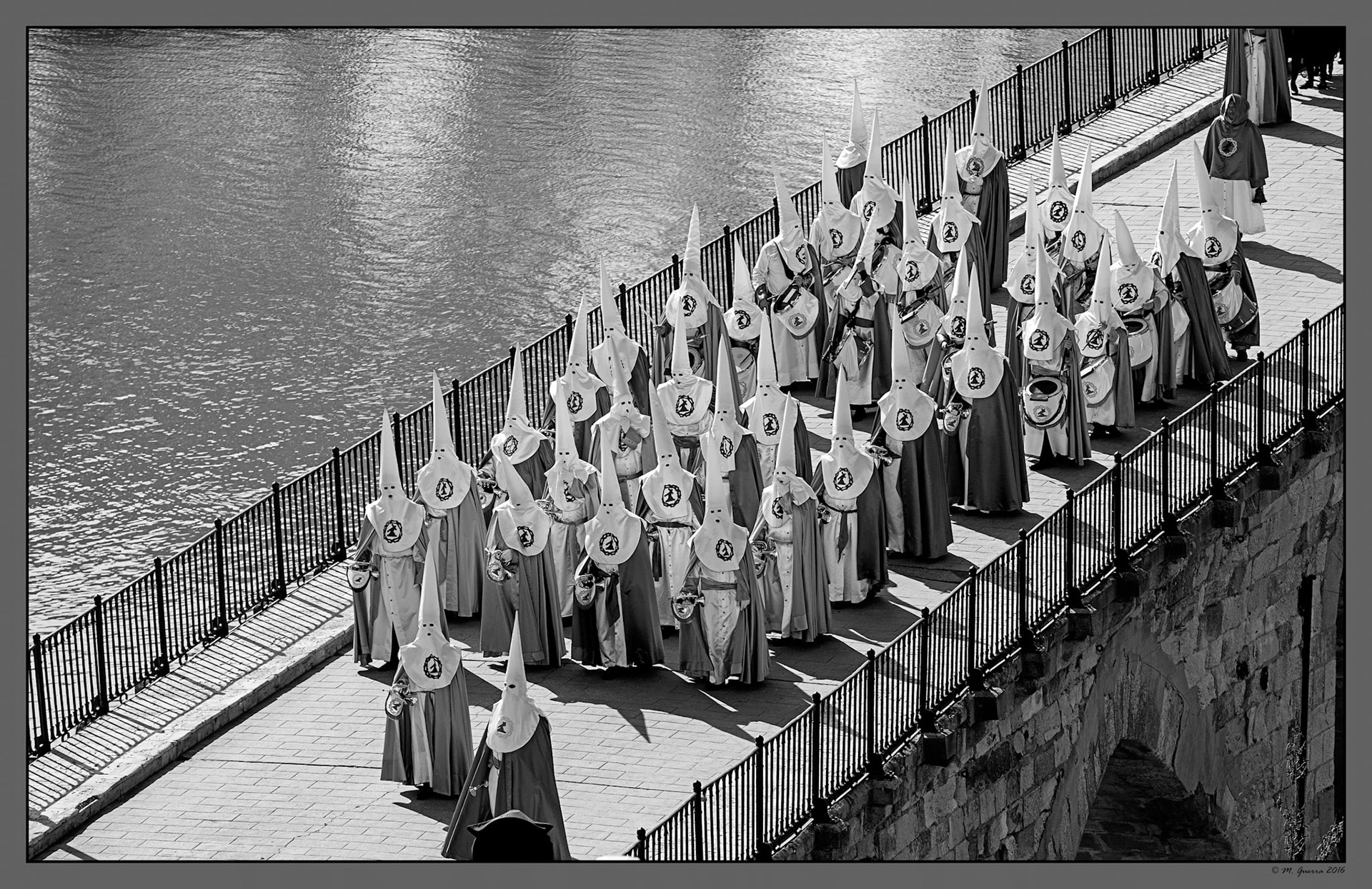 Procesión del Jueves Santo sobre el puente de piedra en Zamora. Ampliar. 100ASA