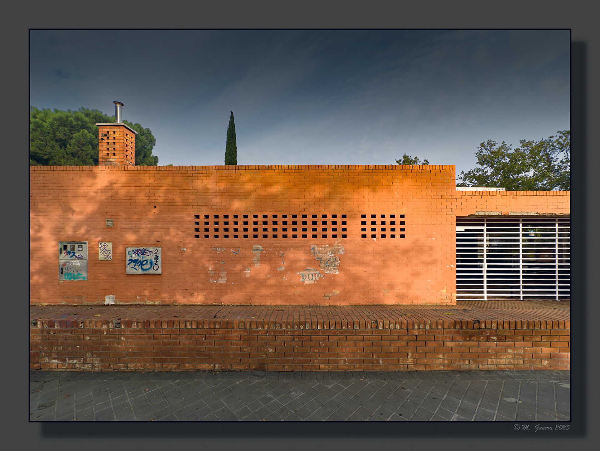Pared de ladrillo en un centro de día en Vallecas