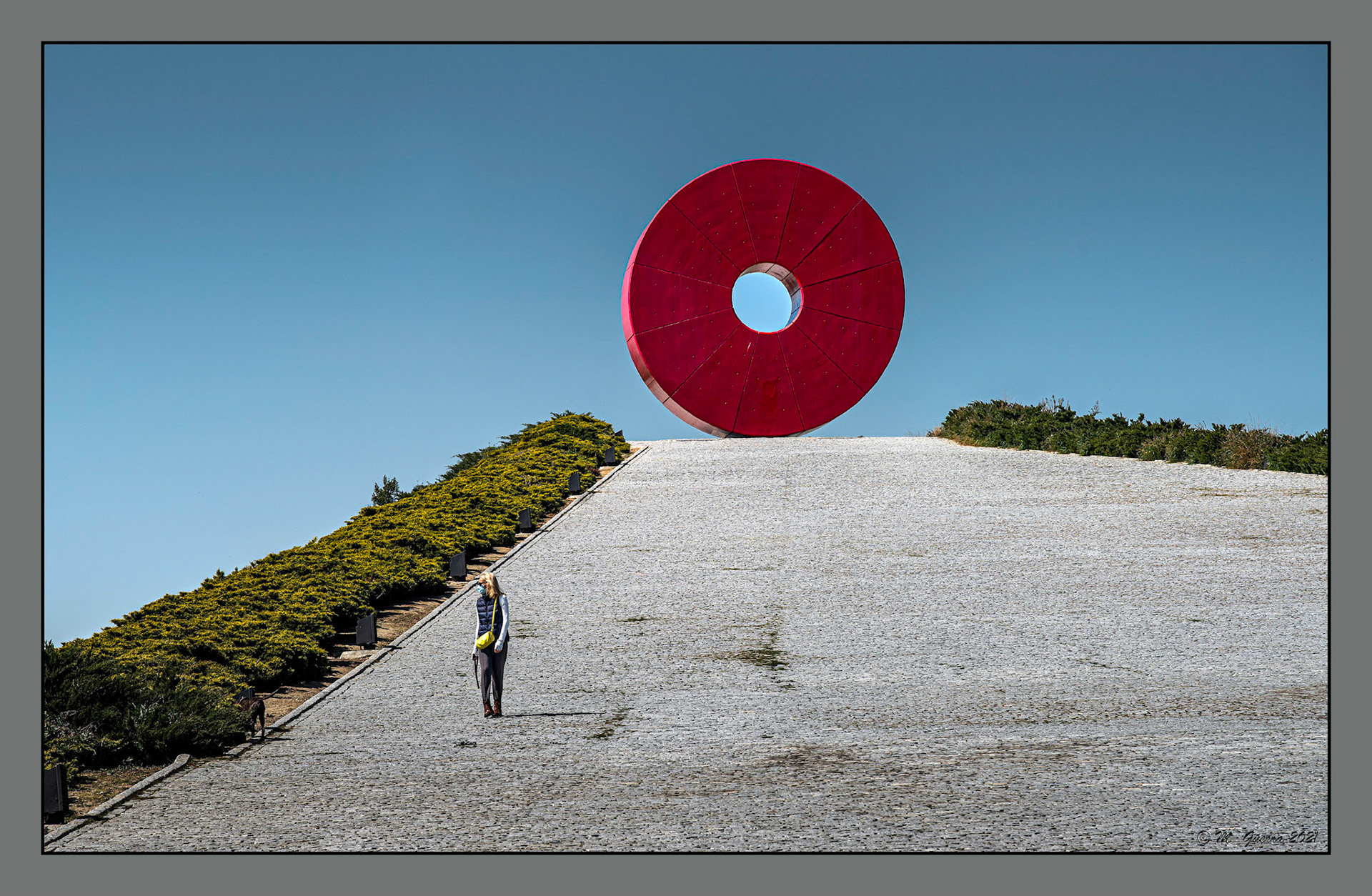 Escultura de un donut rojo en el Parque de Juan Carlos I
