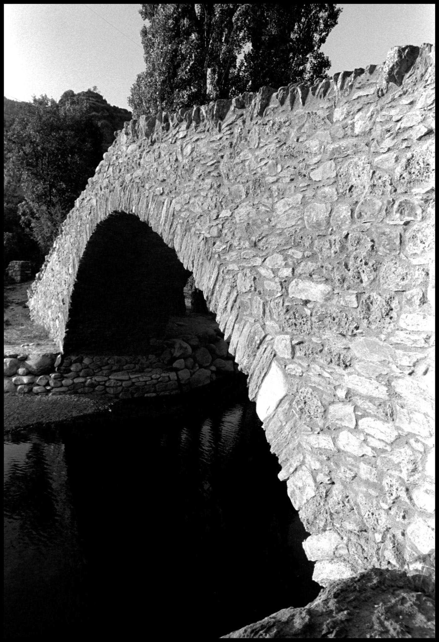 Puente sobre río en Galicia. Ampliar