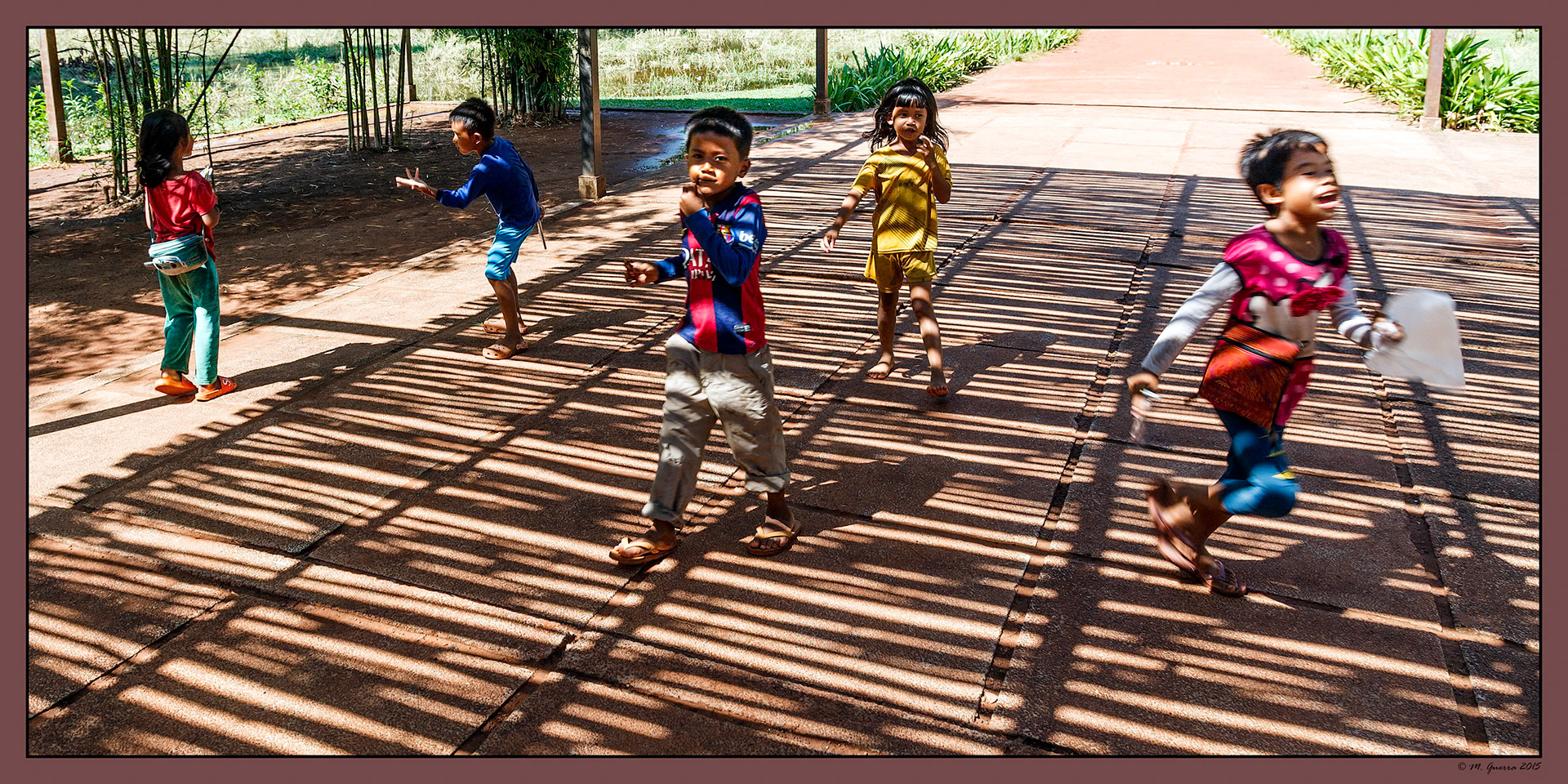 Grupo de niños jugando a la entrada de Banteay Srei o Templo de las Mujeres. Ampliar