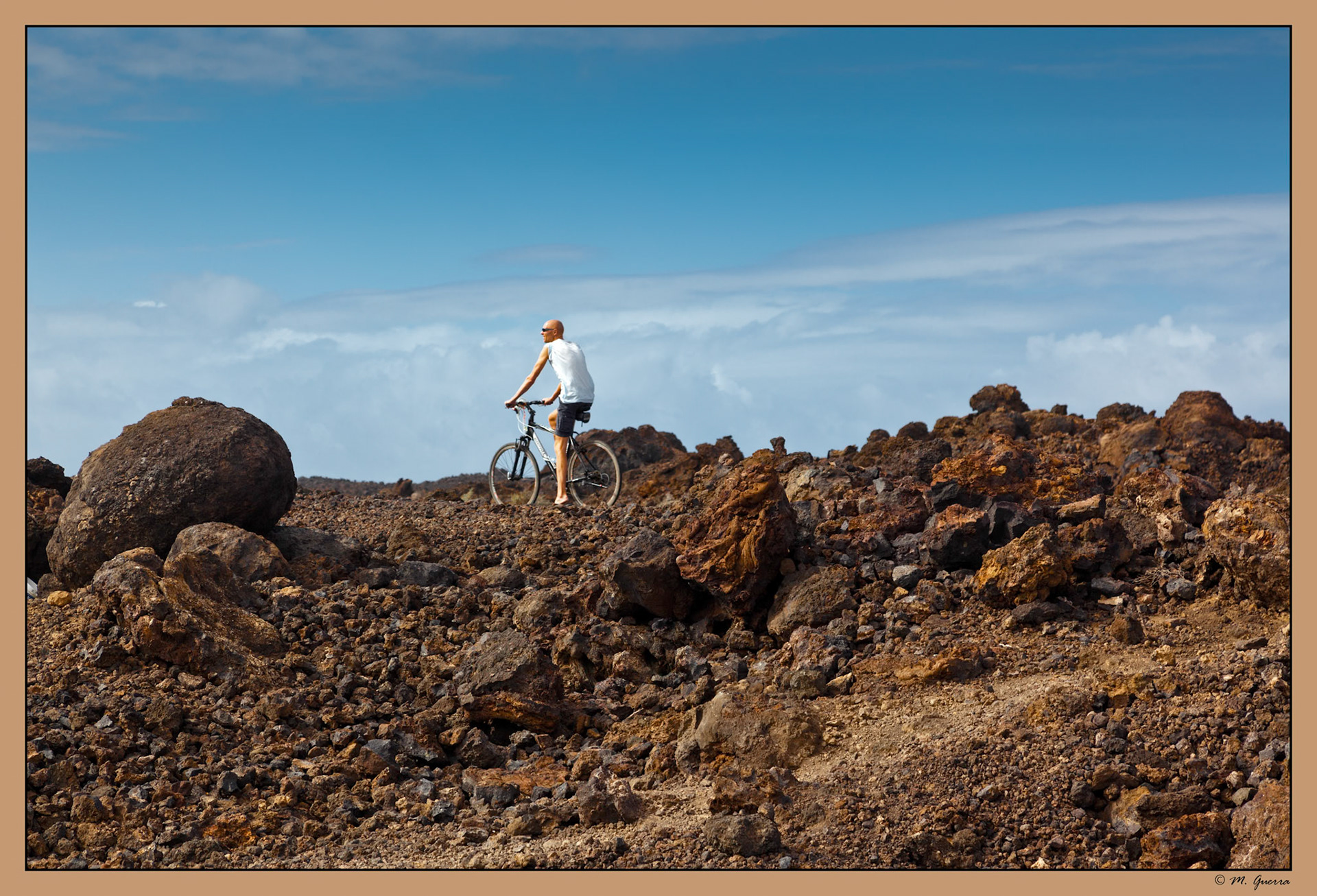 Un ciclista en Las Salinas del Janubio en Lanzarote. Ampliar