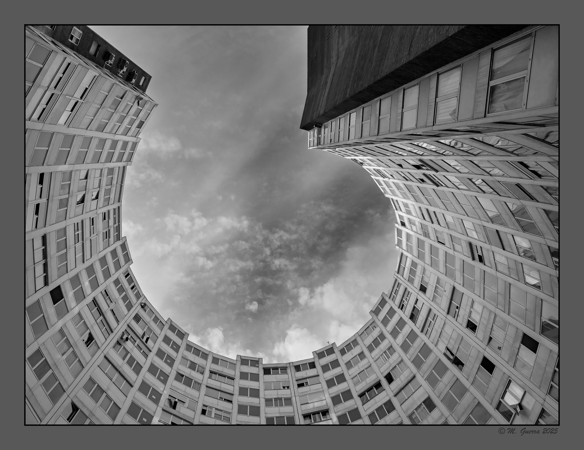 Edificio en forma de herradura en Vallecas