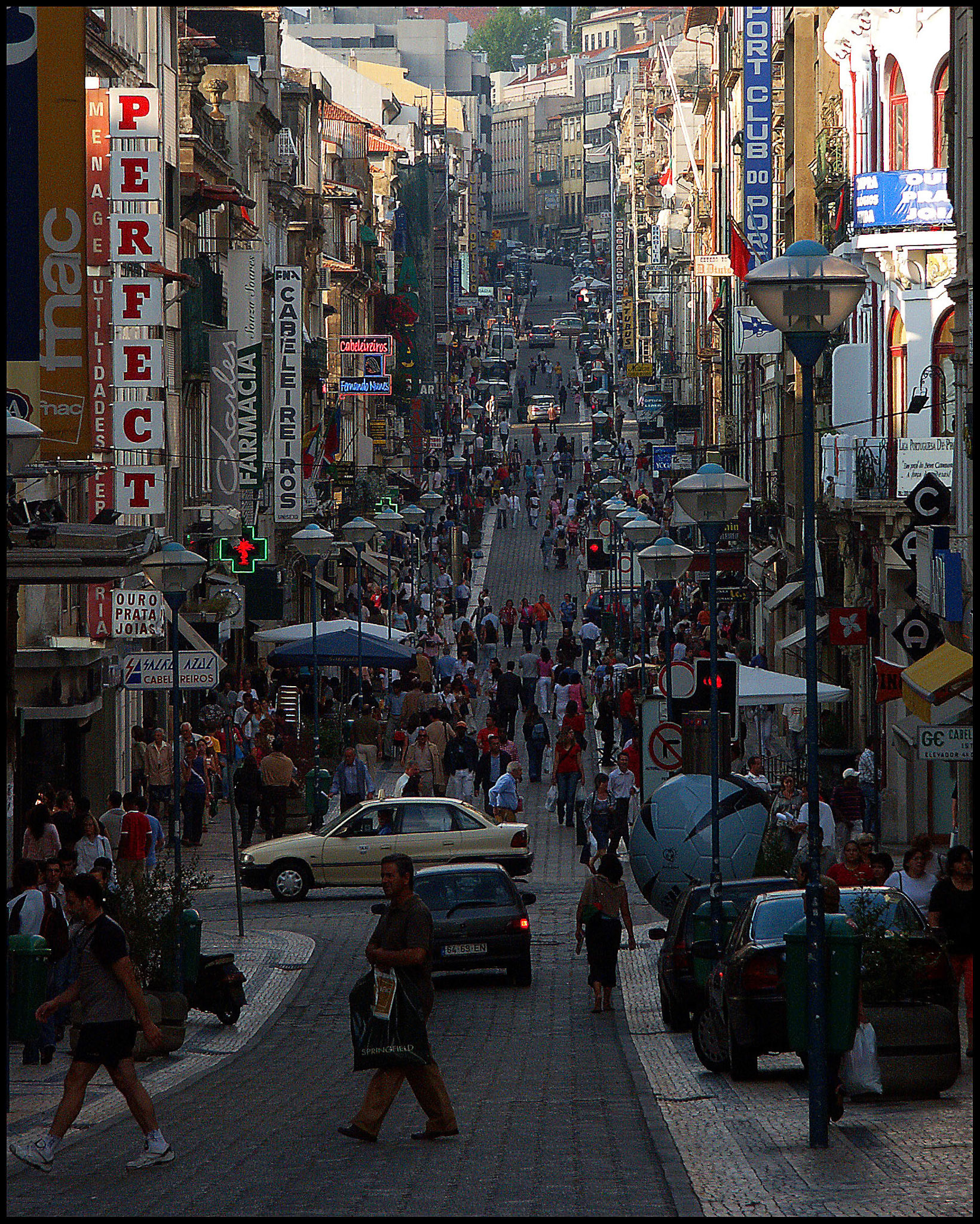 La calle de Santa Catarina en Oporto. Ampliar. 100ASA