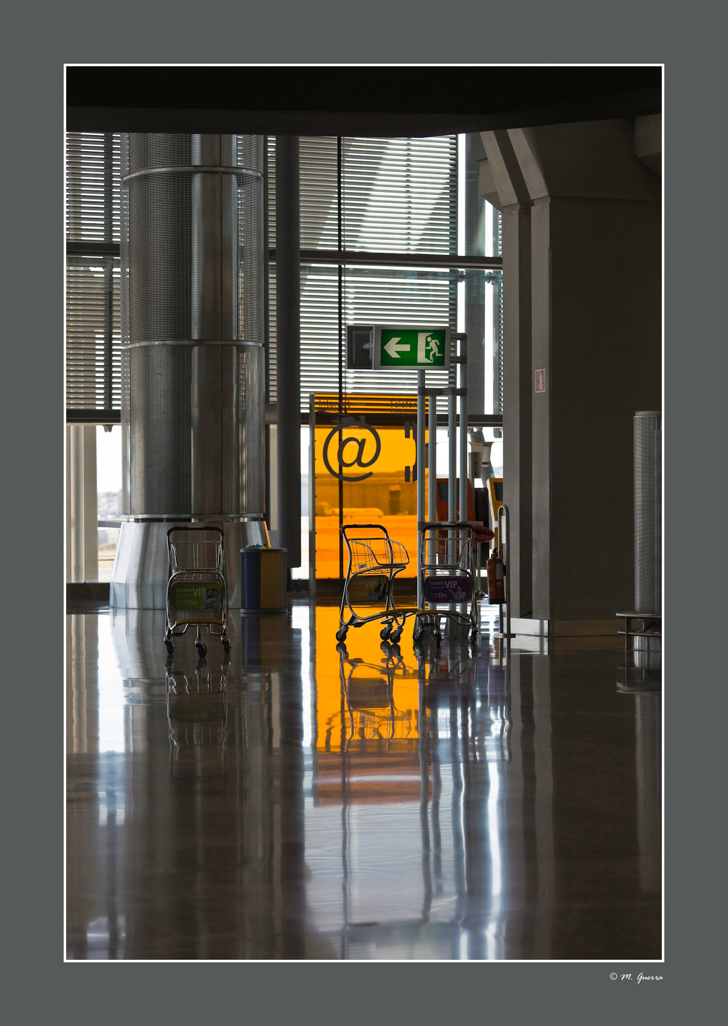 Cartel publicitario en la terminal T4 del aeropuerto de Barajas. Ampliar