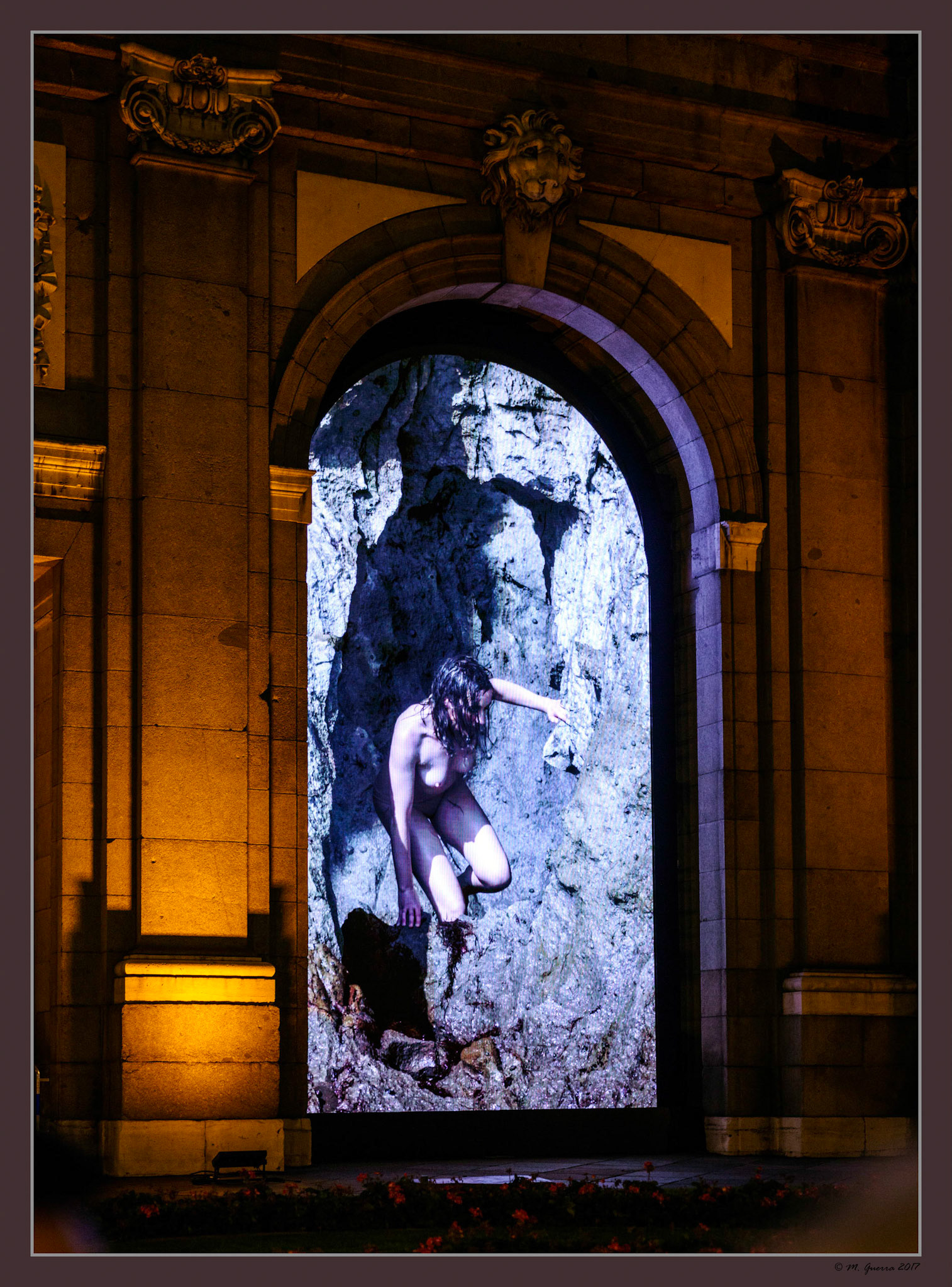 La puerta de Alcalá con proyecciones de vídeo. Ampliar