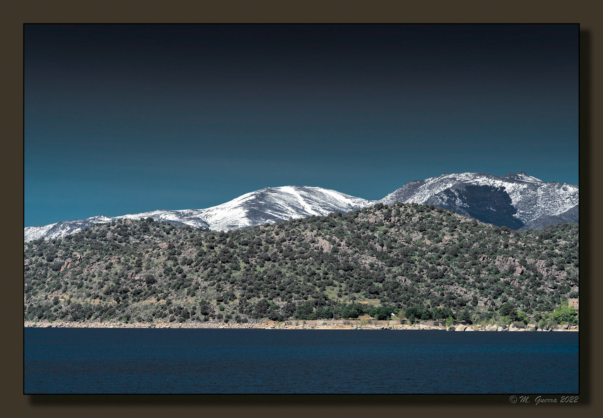 El embalse de El Burguillo con las montañas nevadas de Gredos al fondo