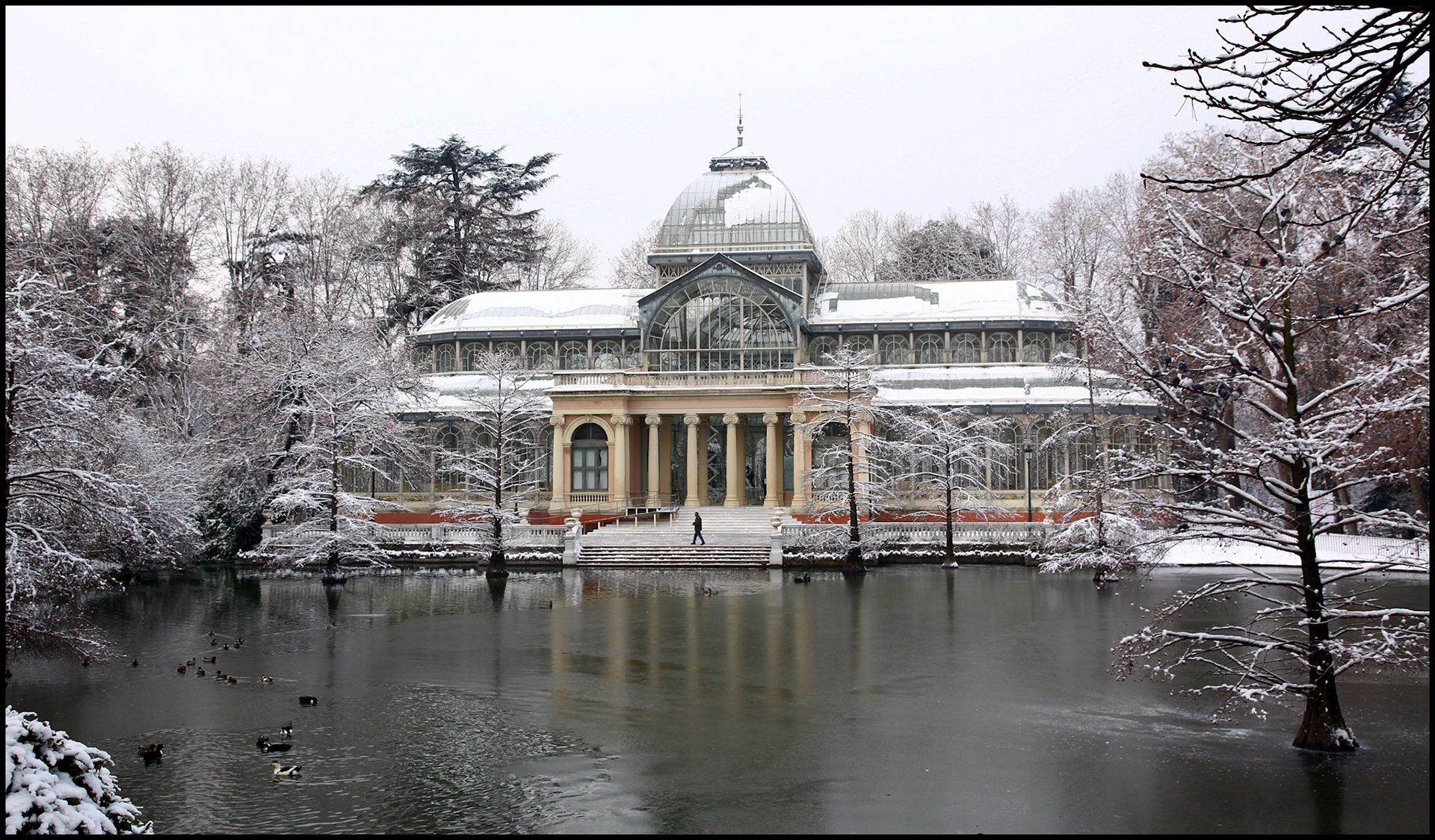 El Palacio de Cristal en El parque del Retiro de Madrid con nieve. Ampliar. 100ASA