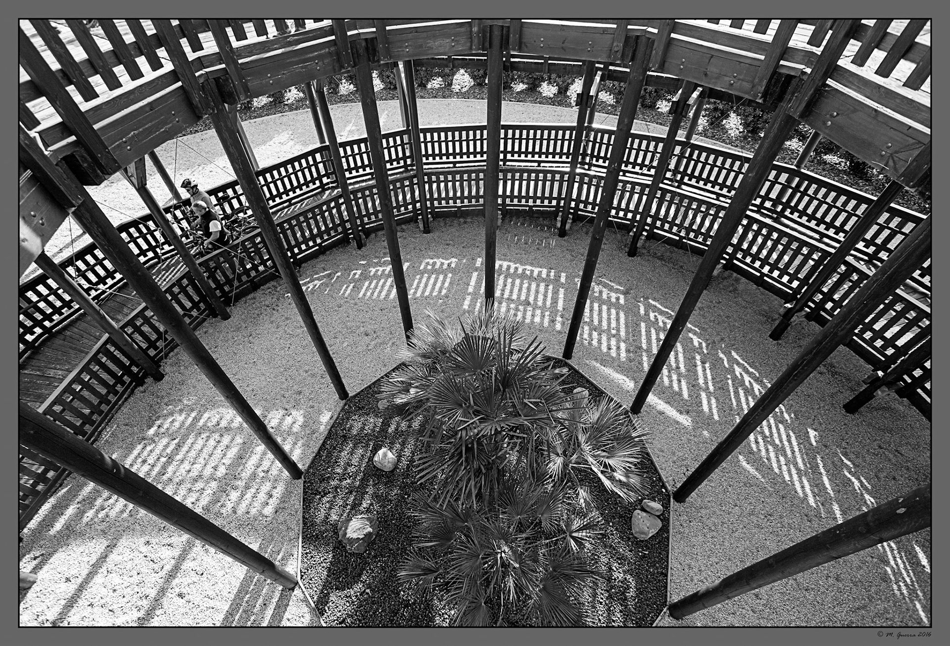 Mirador circular de madera en El parque de Felipe VI. Ampliar