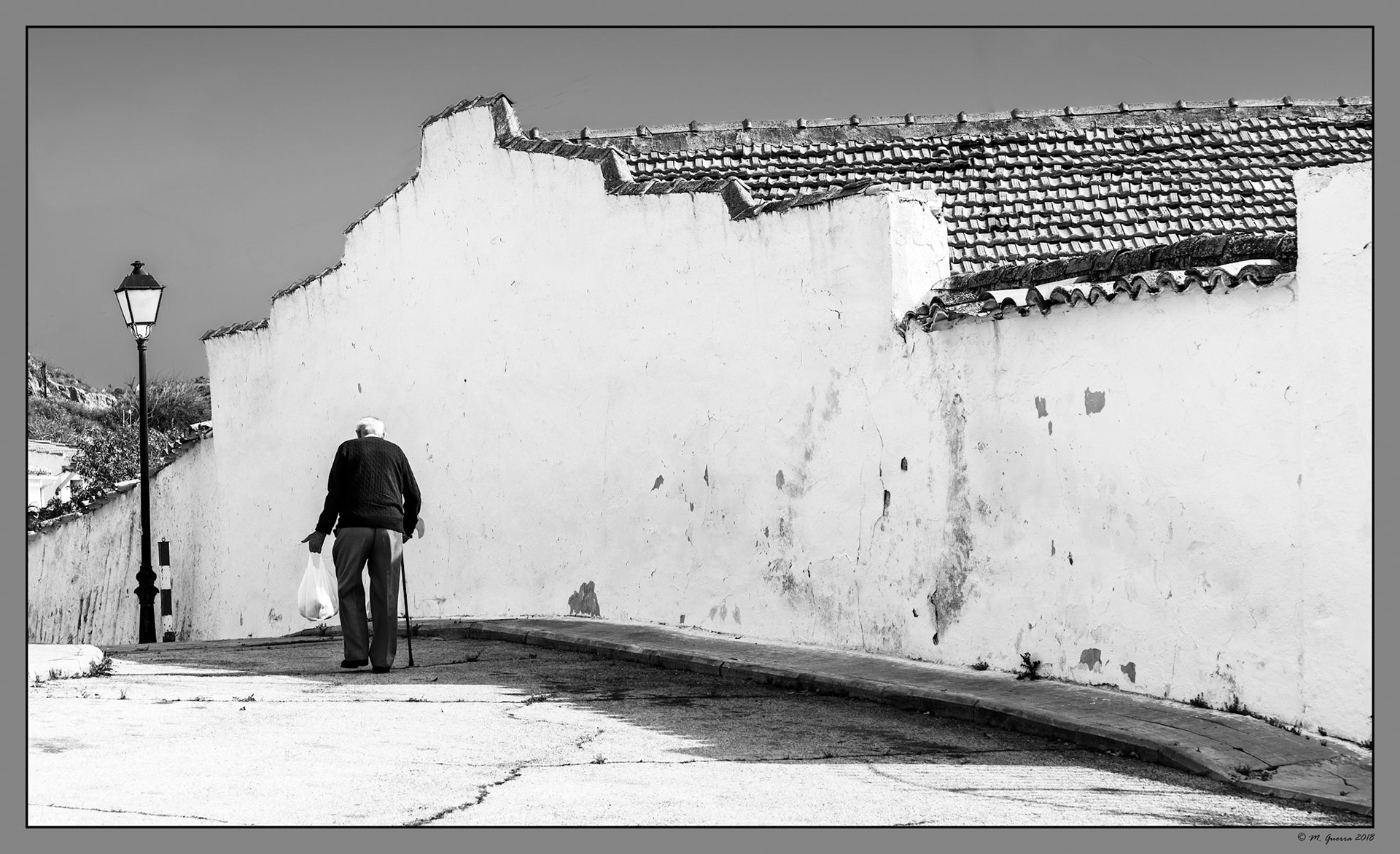 Anciano con bastón en Fuentidueña de Tajo. Ampliar. 100ASA