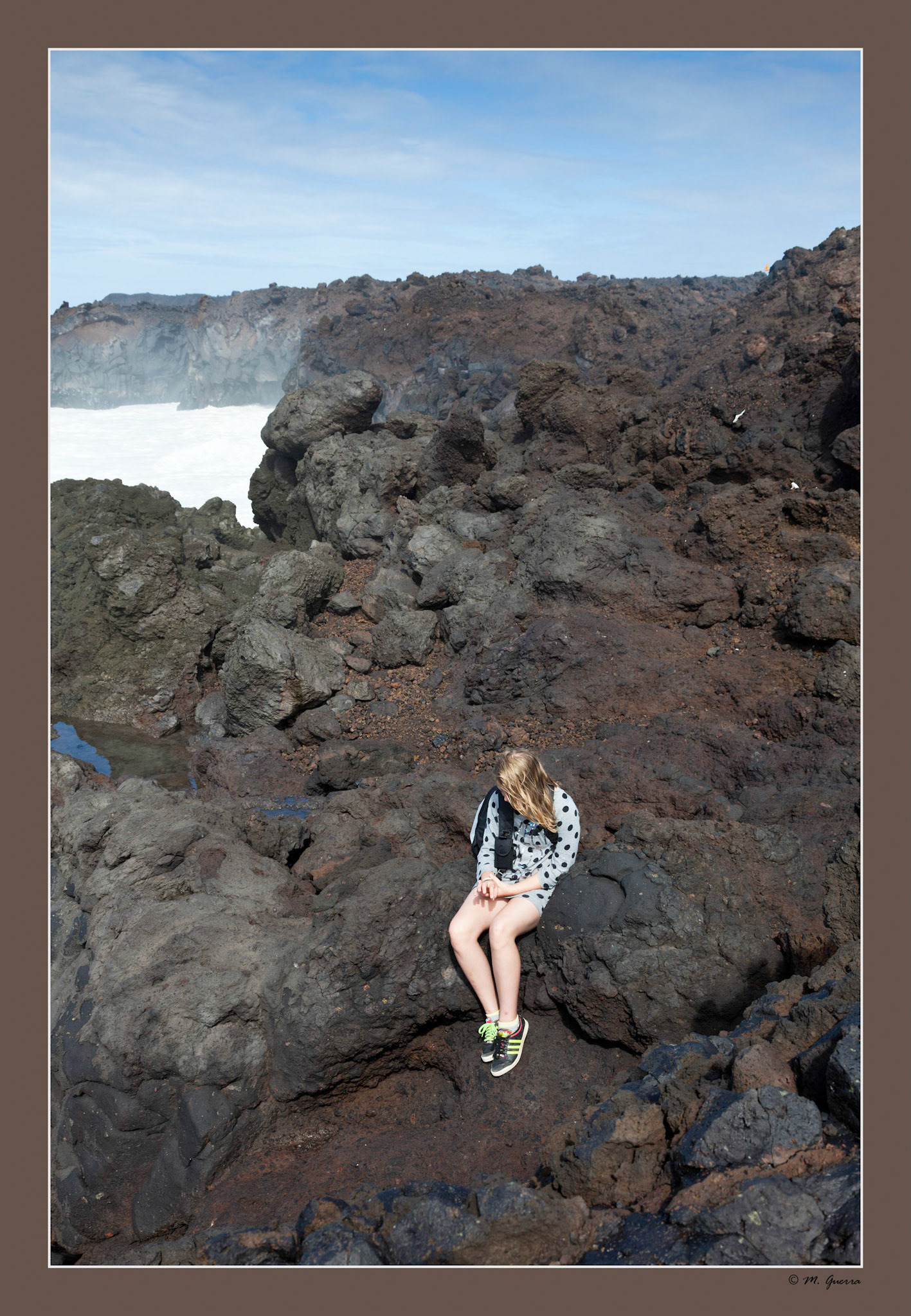Una chica entre rocas en la costa entre Los Hervideros y las Salinas en Lanzarote. Ampliar
