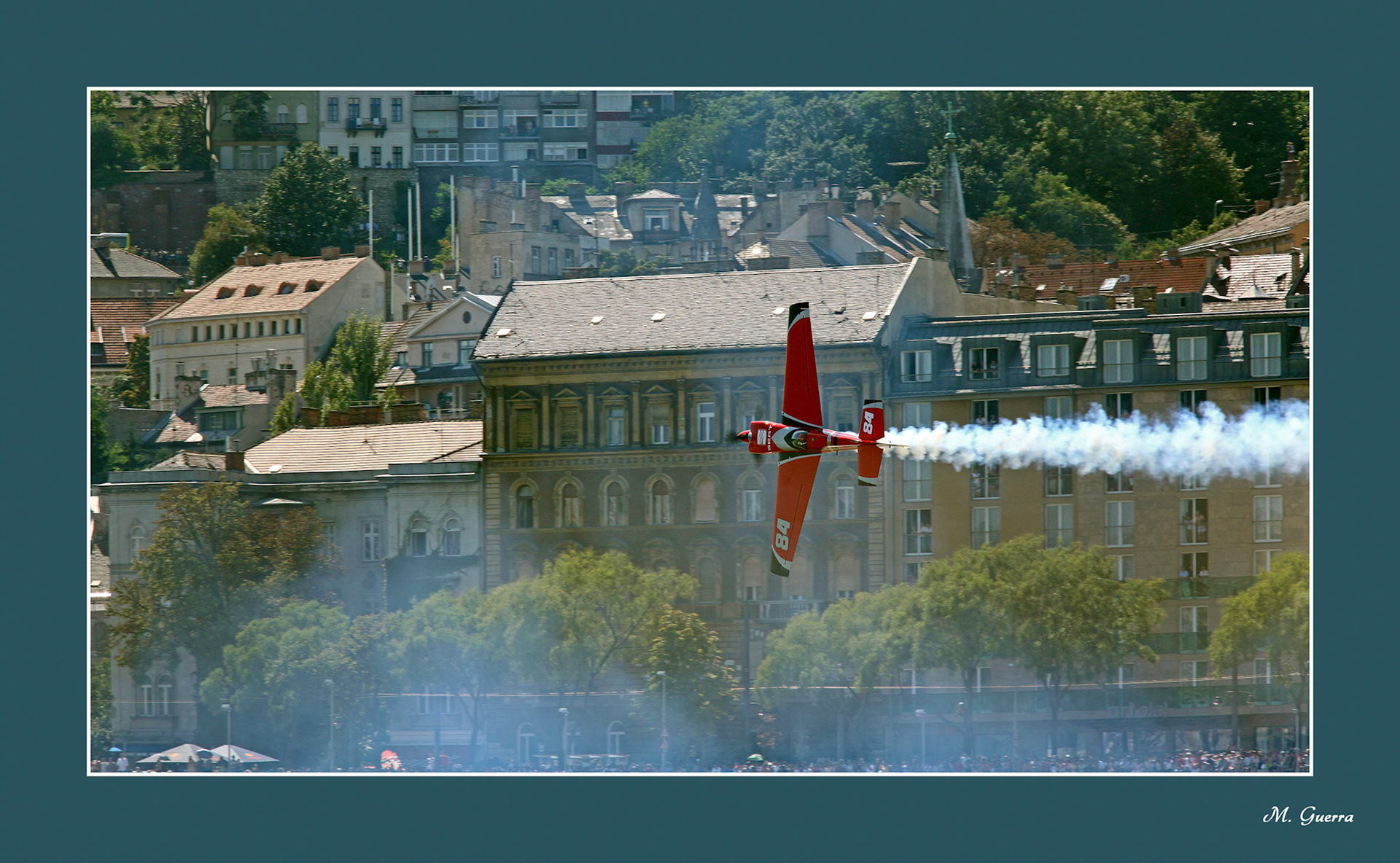 Avión en  la Red Air Bull Race en Budapest. Ampliar