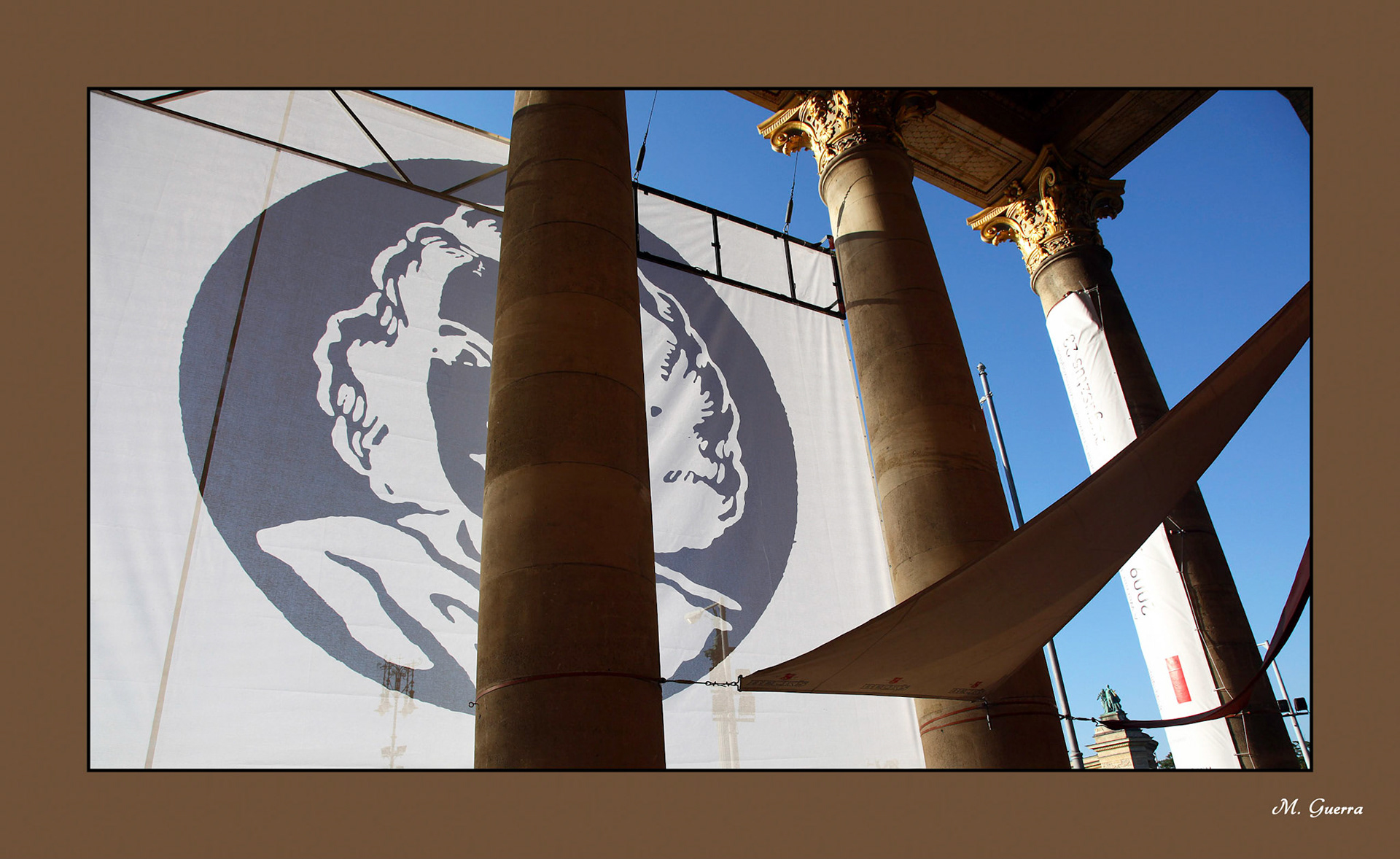 Columnata de museo en Budapest. Ampliar