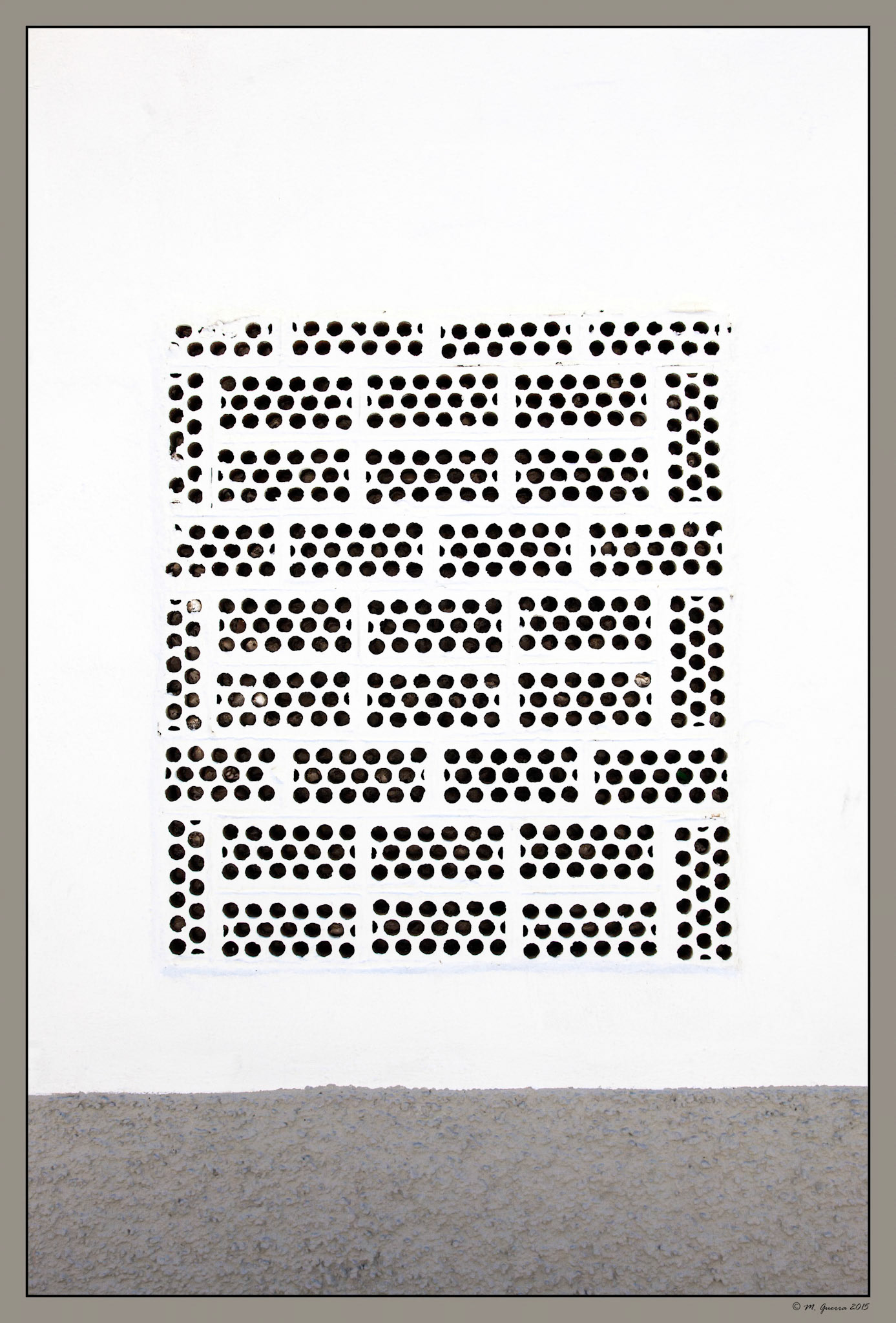 Pared pintada de blanco con ladrillos en Navalcarnero. 100ASA
