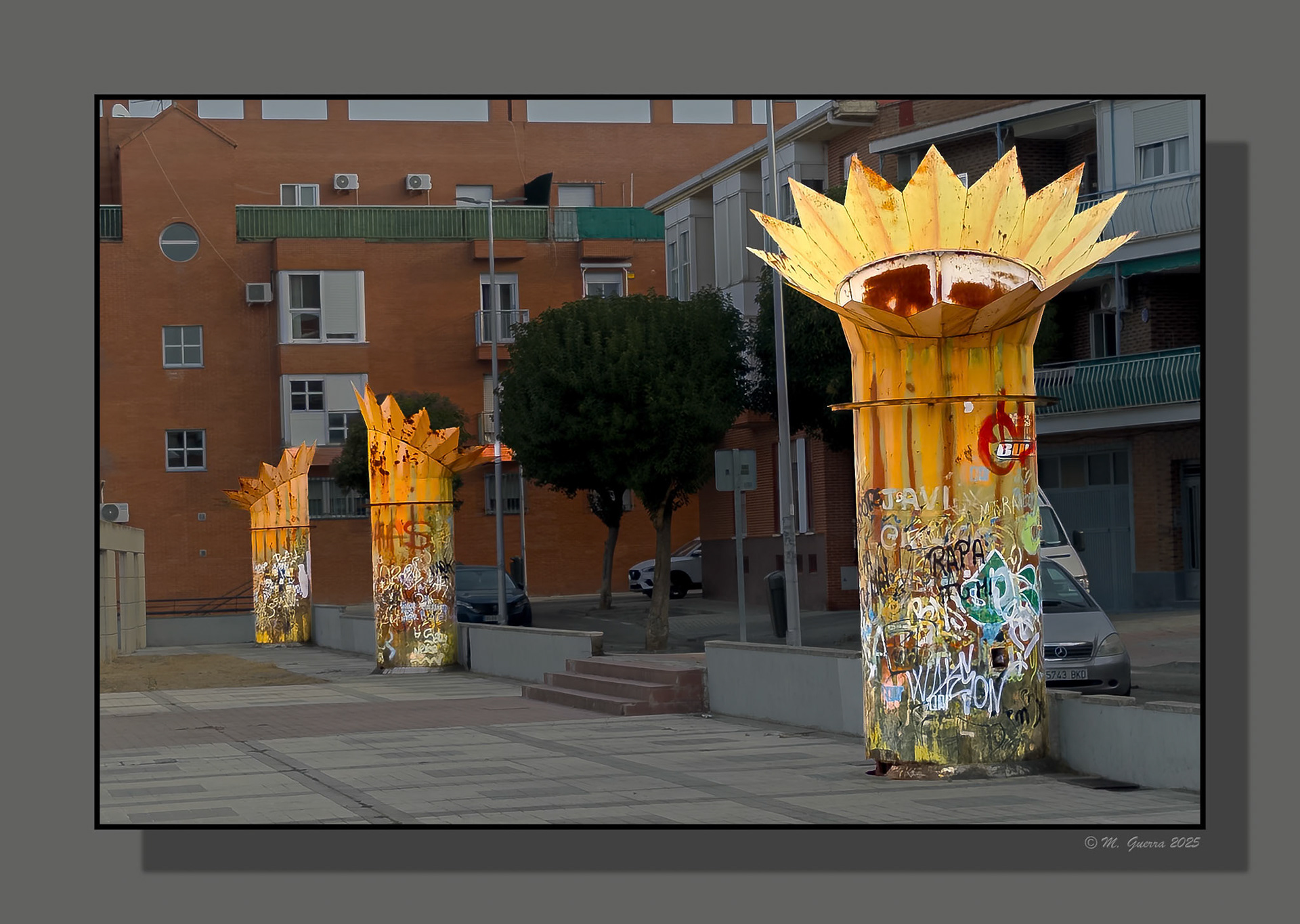 Escultura metálica con pintadas en Vallecas