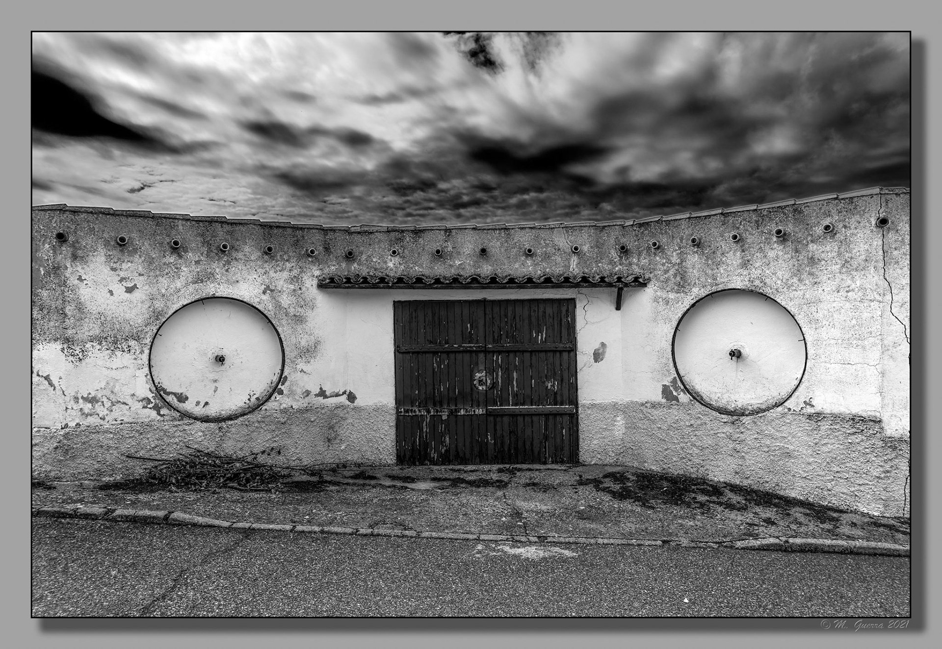 Portalón de casa en Maqueda con dos grifos