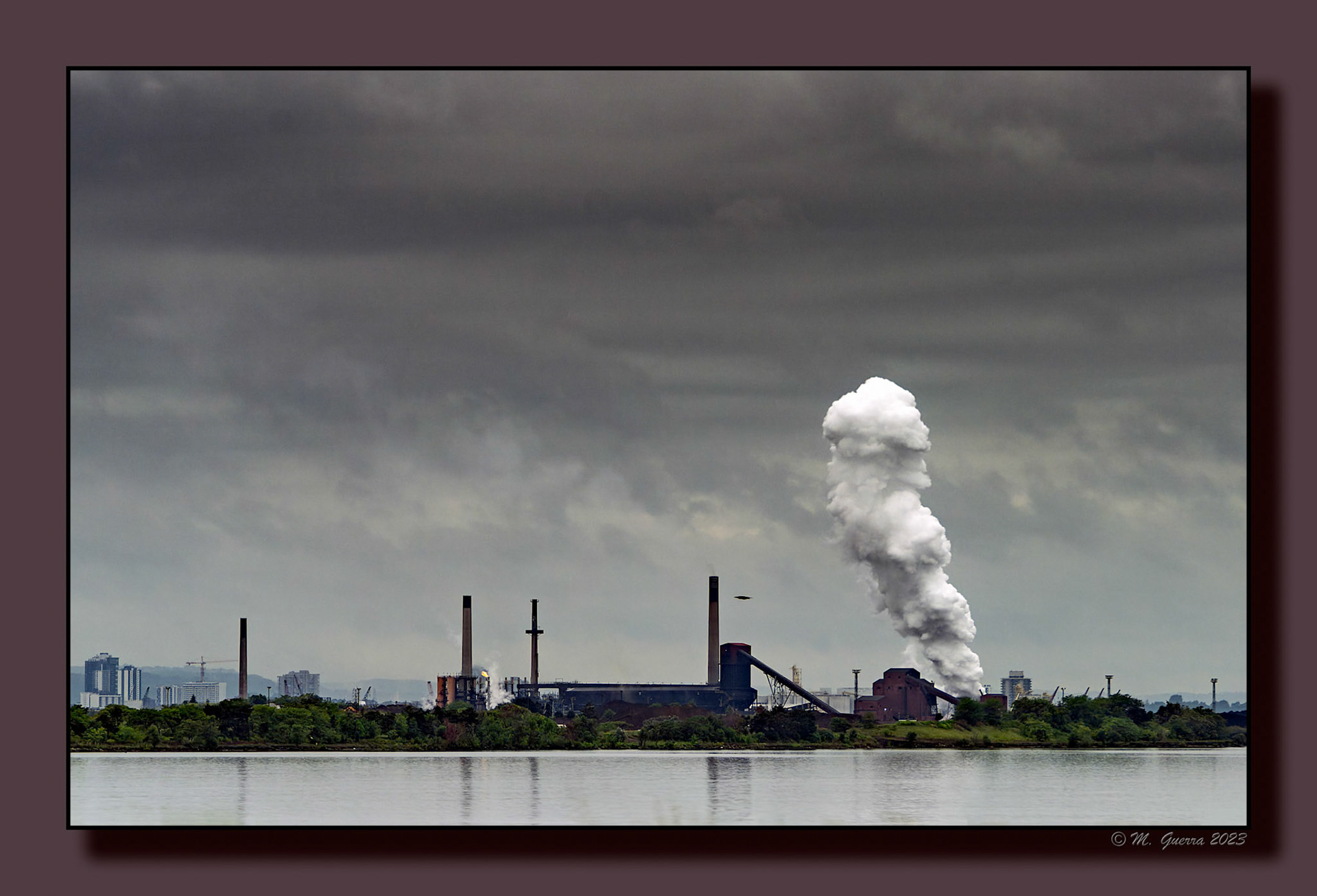 Penacho de humo en una fábrica en la zona instrial de Hamilton, a orillas de la Ontario. 100ASA