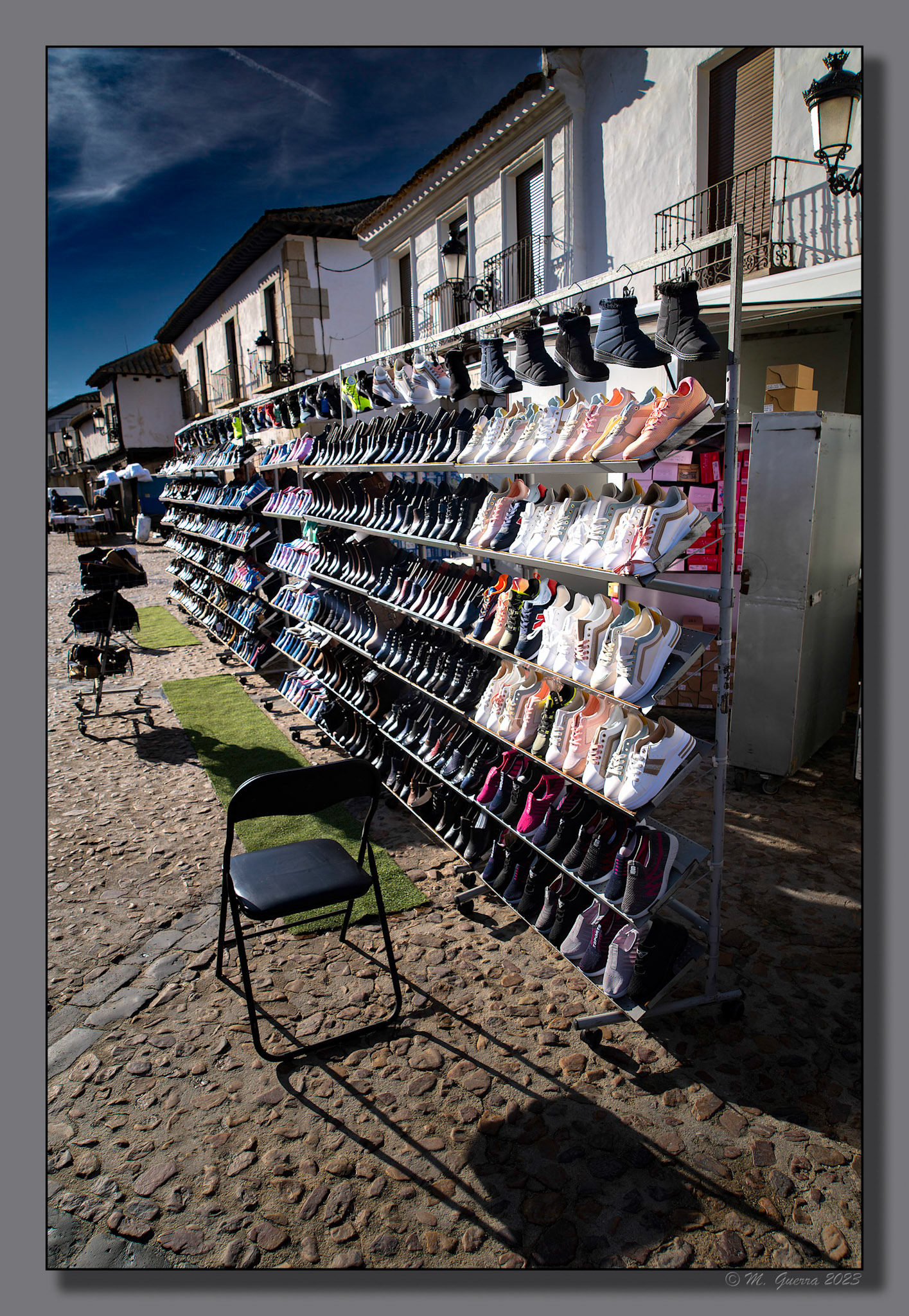 Calzado a la venta en el mercadillo de Orgaz