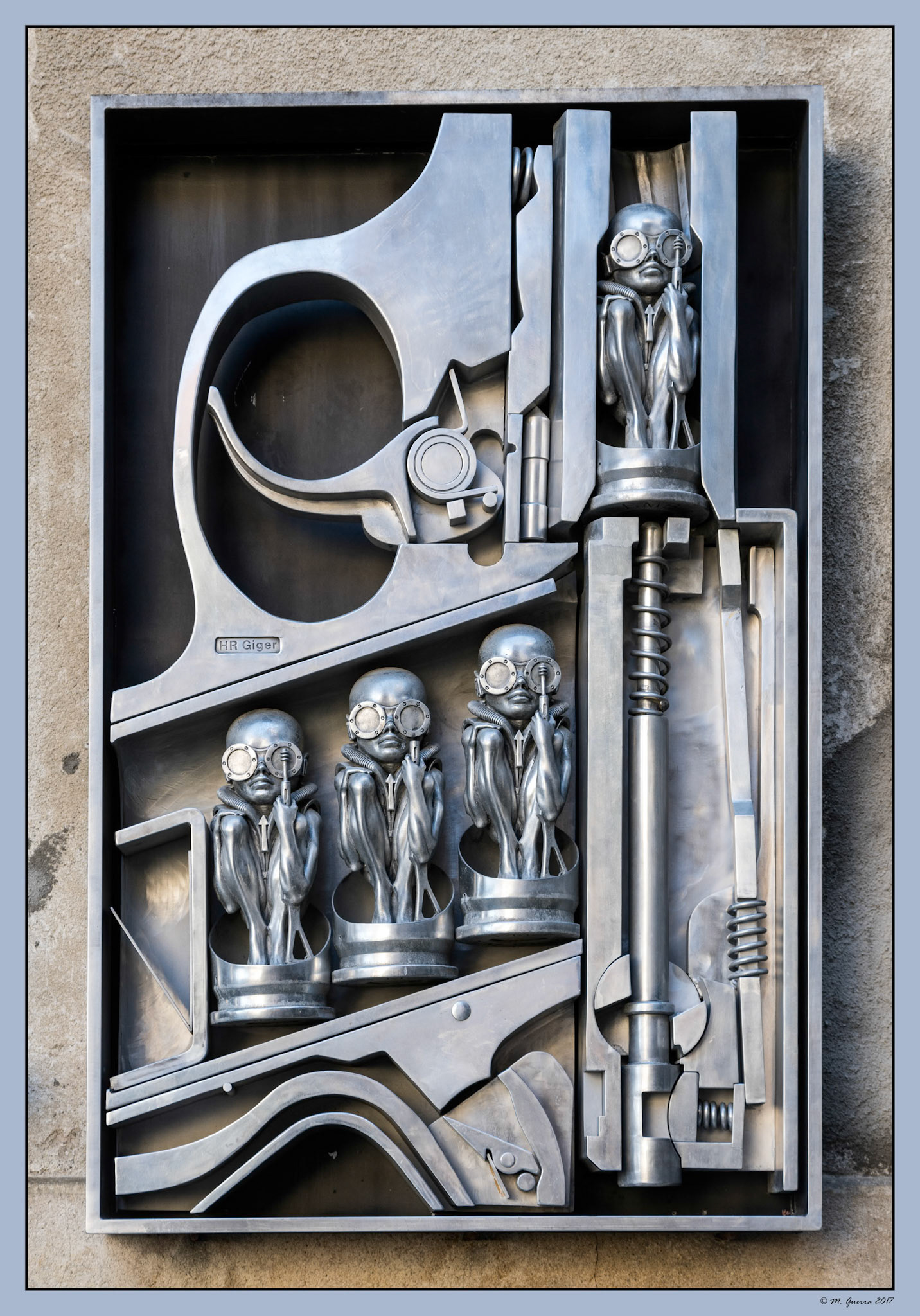 Escultura en el museo Giger en El pueblo de Gruyere. Ampliar. 100ASA