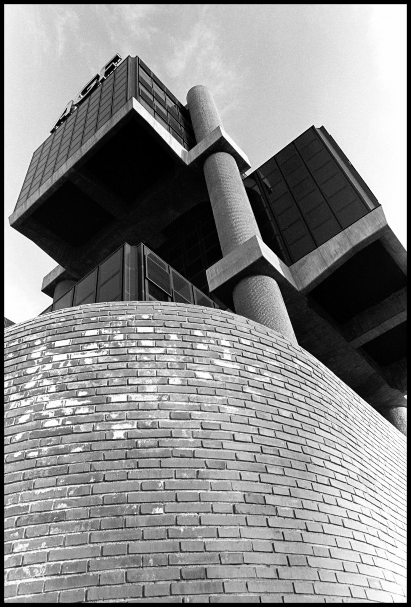 Edificio antiterremotos al lado de la M-30 de Madrid. Ampliar. 100ASA