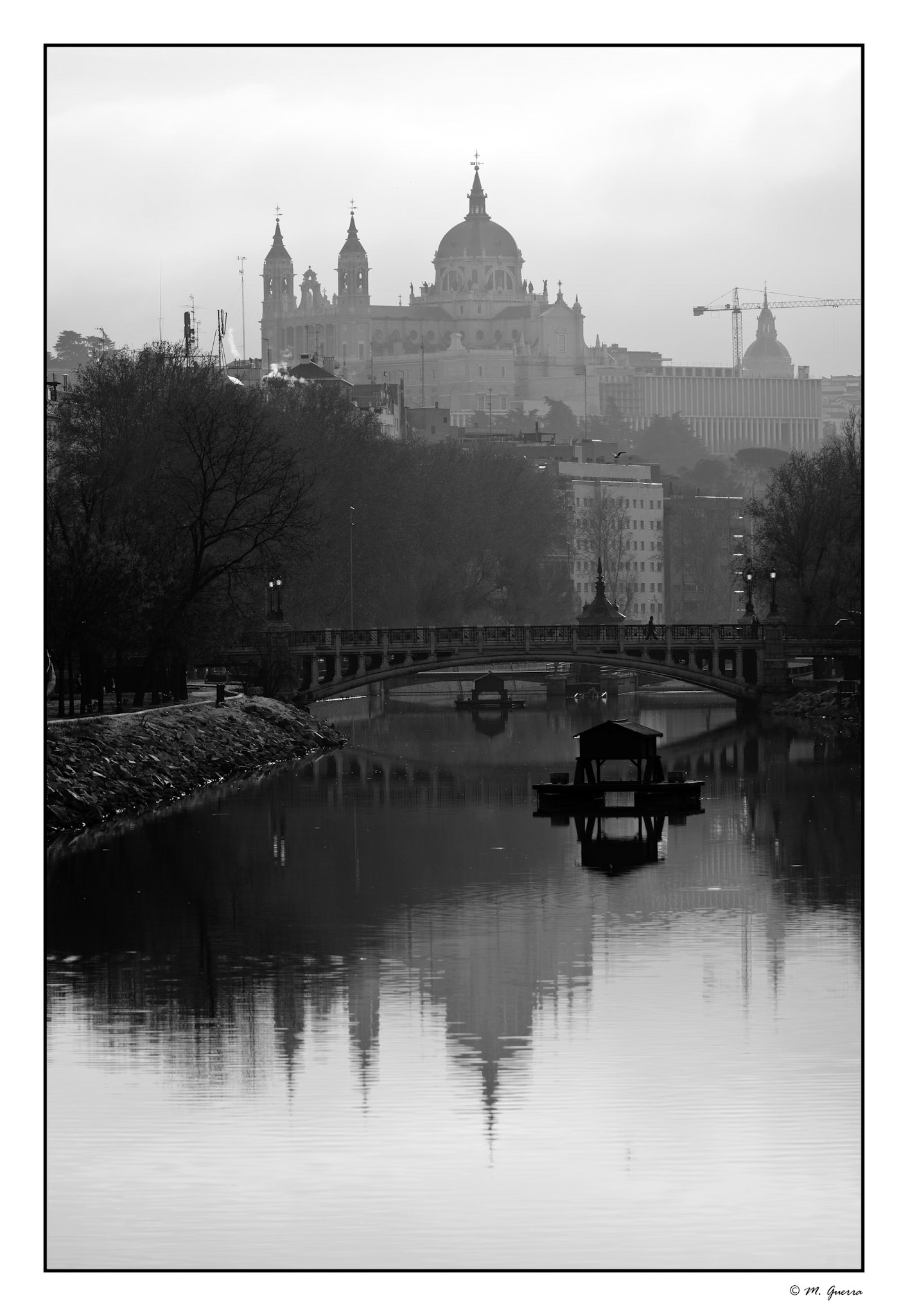 La catedral de la Almunena y el río Manzanares en Madrid. Ampliar