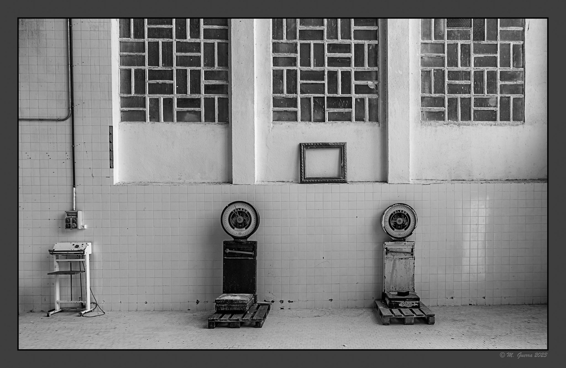 Básculas antiguas en la antigua fábrica de materiales de construcción reconvertida en museo en el Real Cortijo de San Isidro. 100ASA