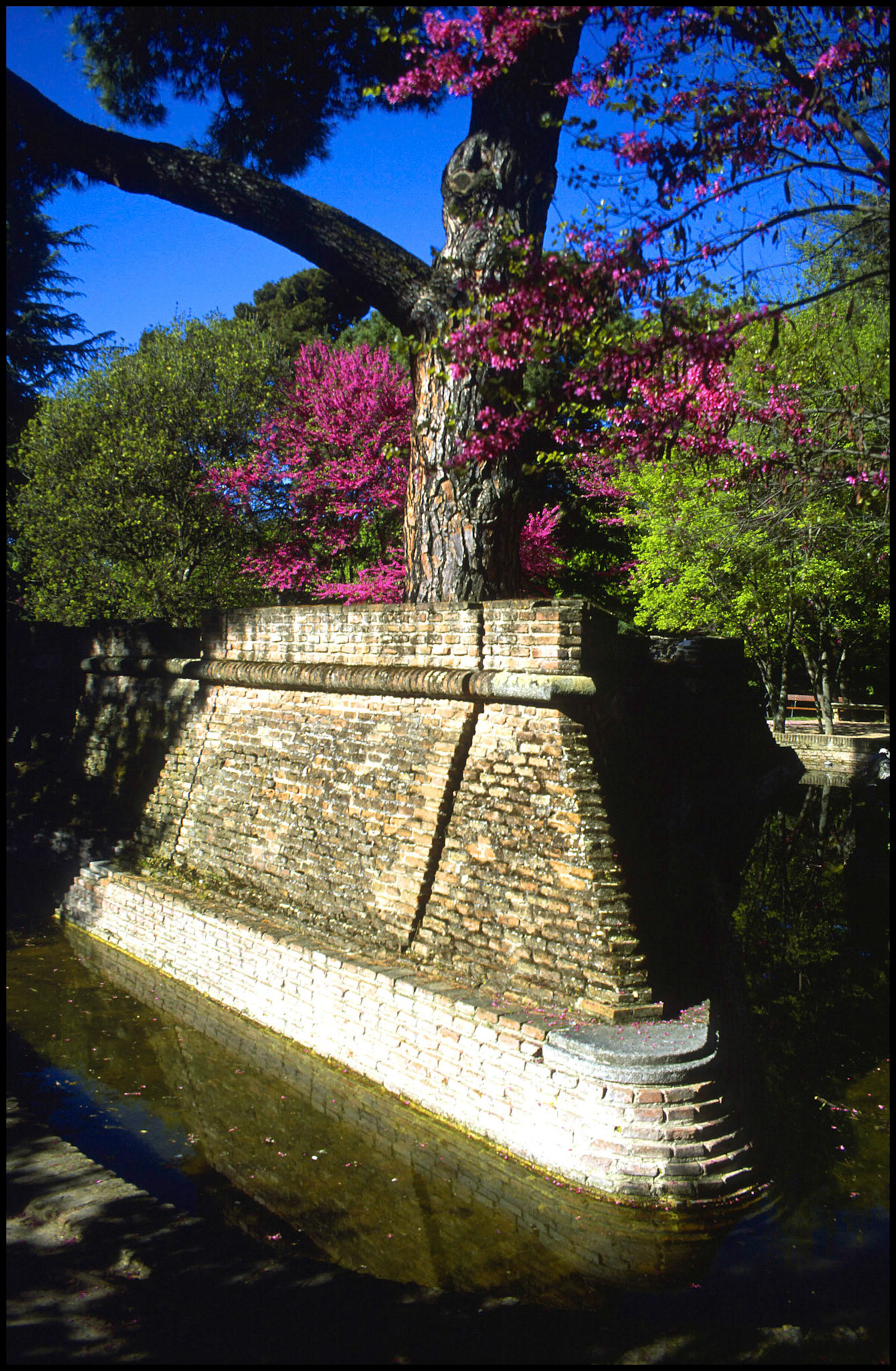 Fortín de juguete en el Jardín de el Capricho de Madrid. Ampliar