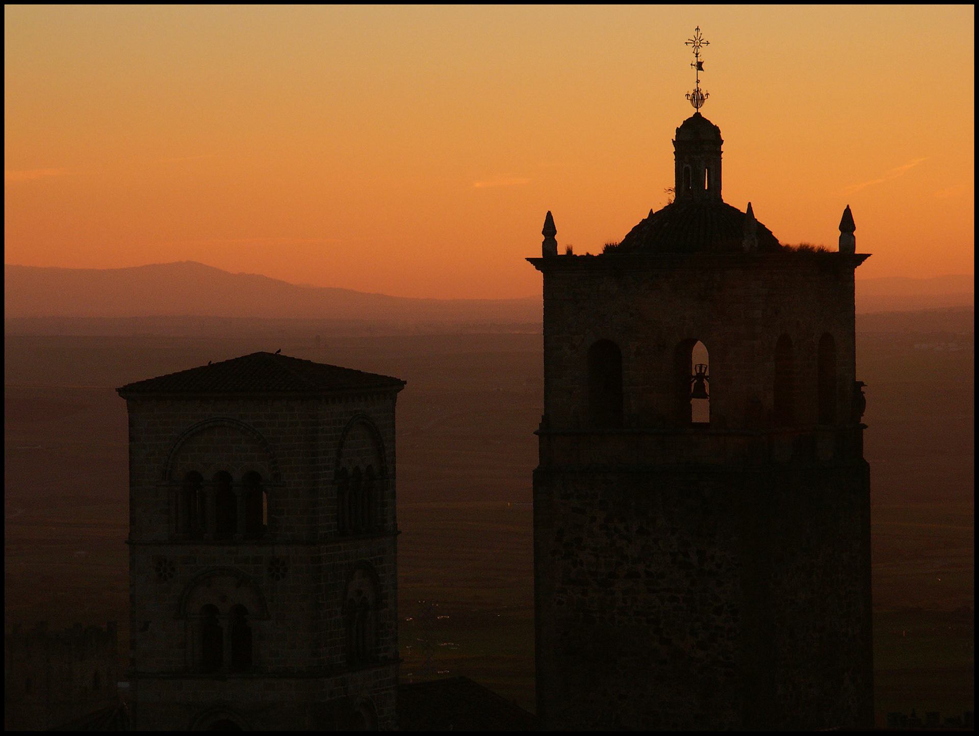 Torres de la iglesia de Santa María la Mayor de Trujillo. Ampliar. 100ASA